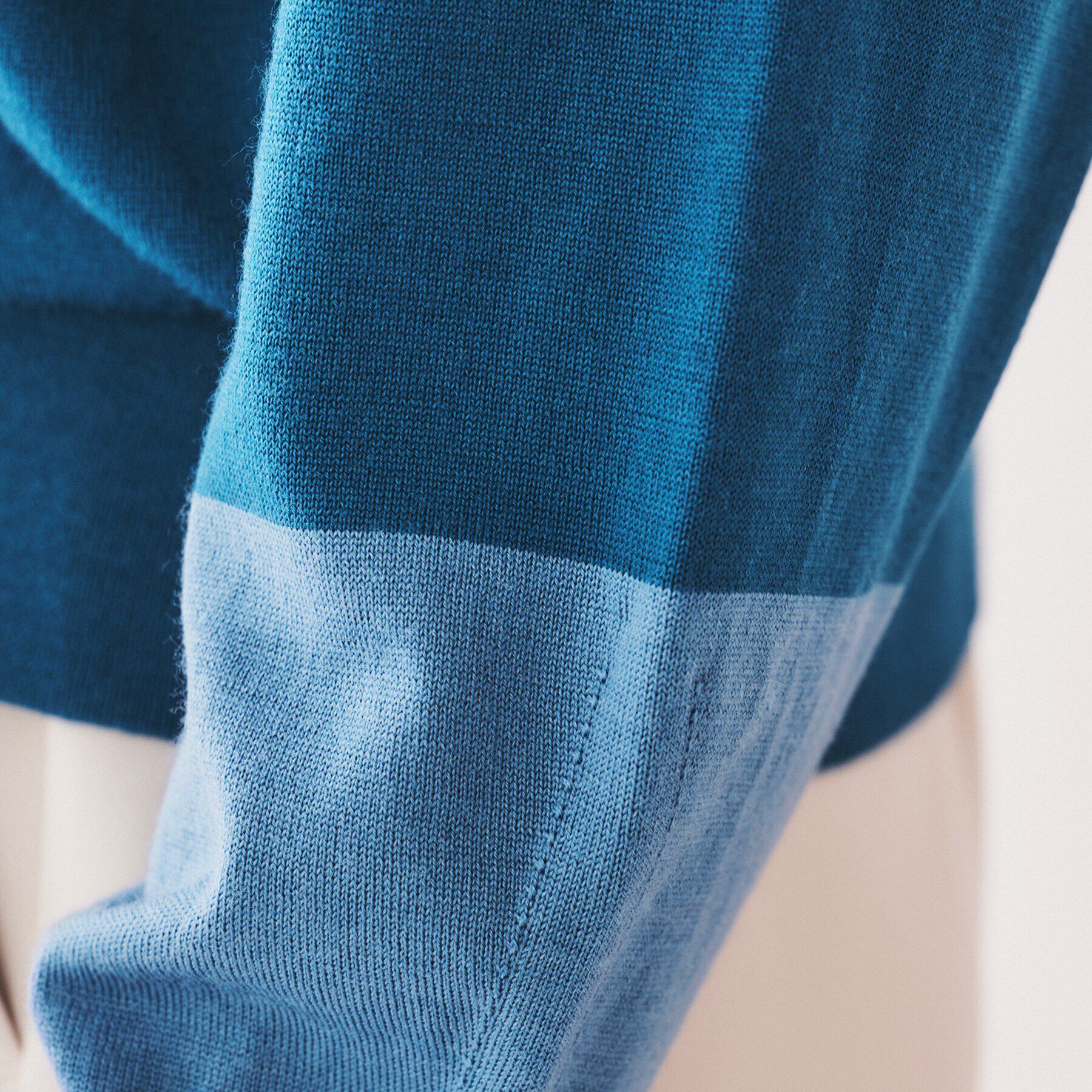 UNTITLED「【袖口カラーがアクセントに！】クルーネック ハイゲージニット」|ニット・セーター|