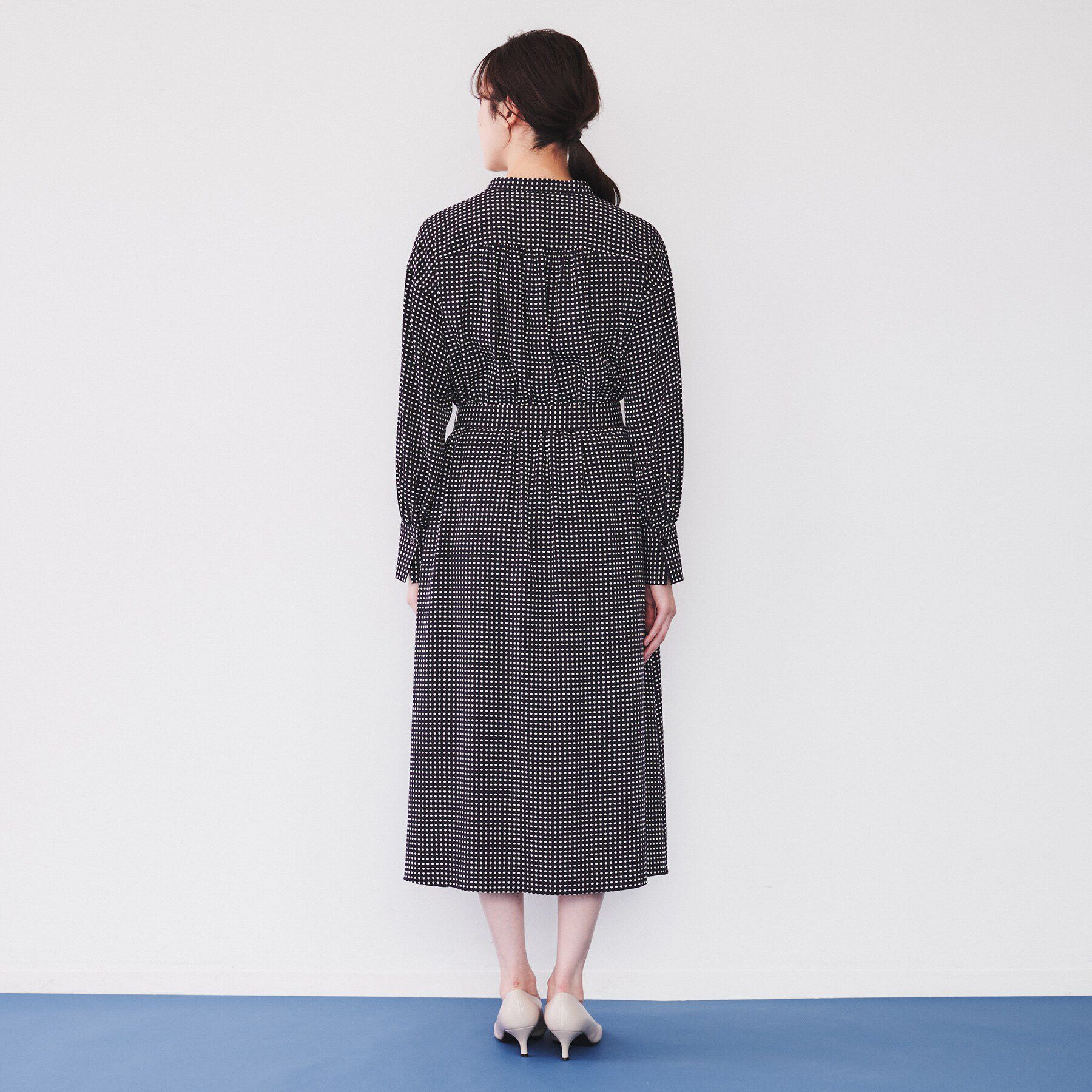 UNTITLED「【前開きボタン/ウエストゴム/ベルト付】変形ドット柄ワンピース」|ワンピース|