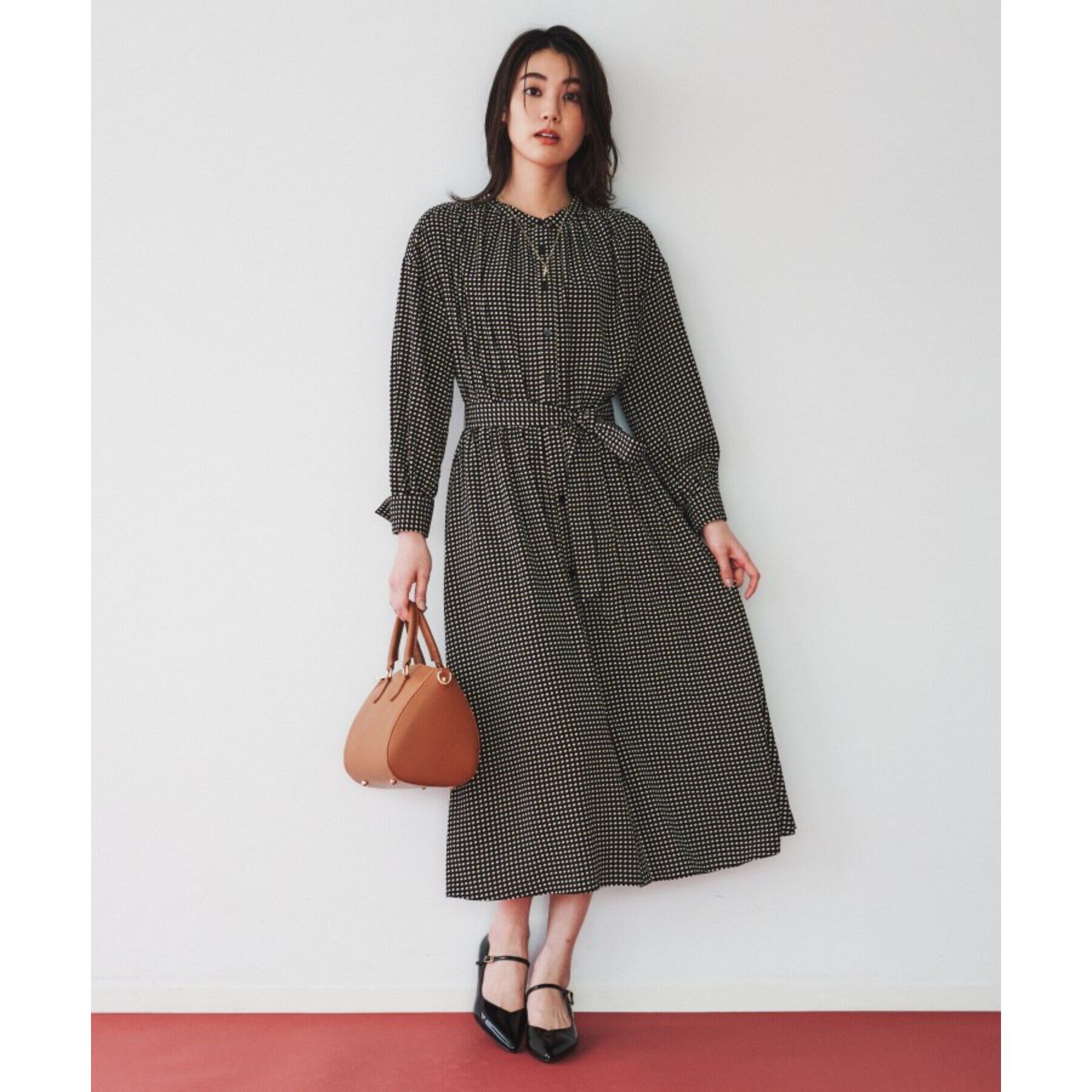 UNTITLED「【前開きボタン/ウエストゴム/ベルト付】変形ドット柄ワンピース」|ワンピース|