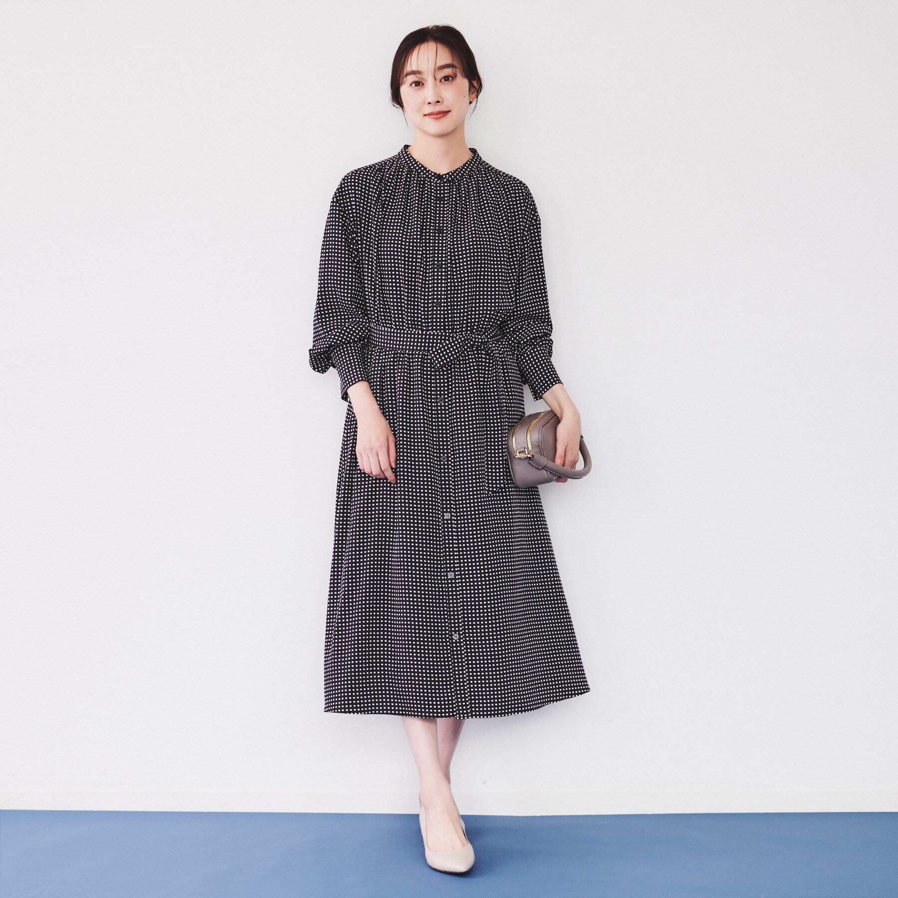 UNTITLED「【前開きボタン/ウエストゴム/ベルト付】変形ドット柄ワンピース」|ワンピース|