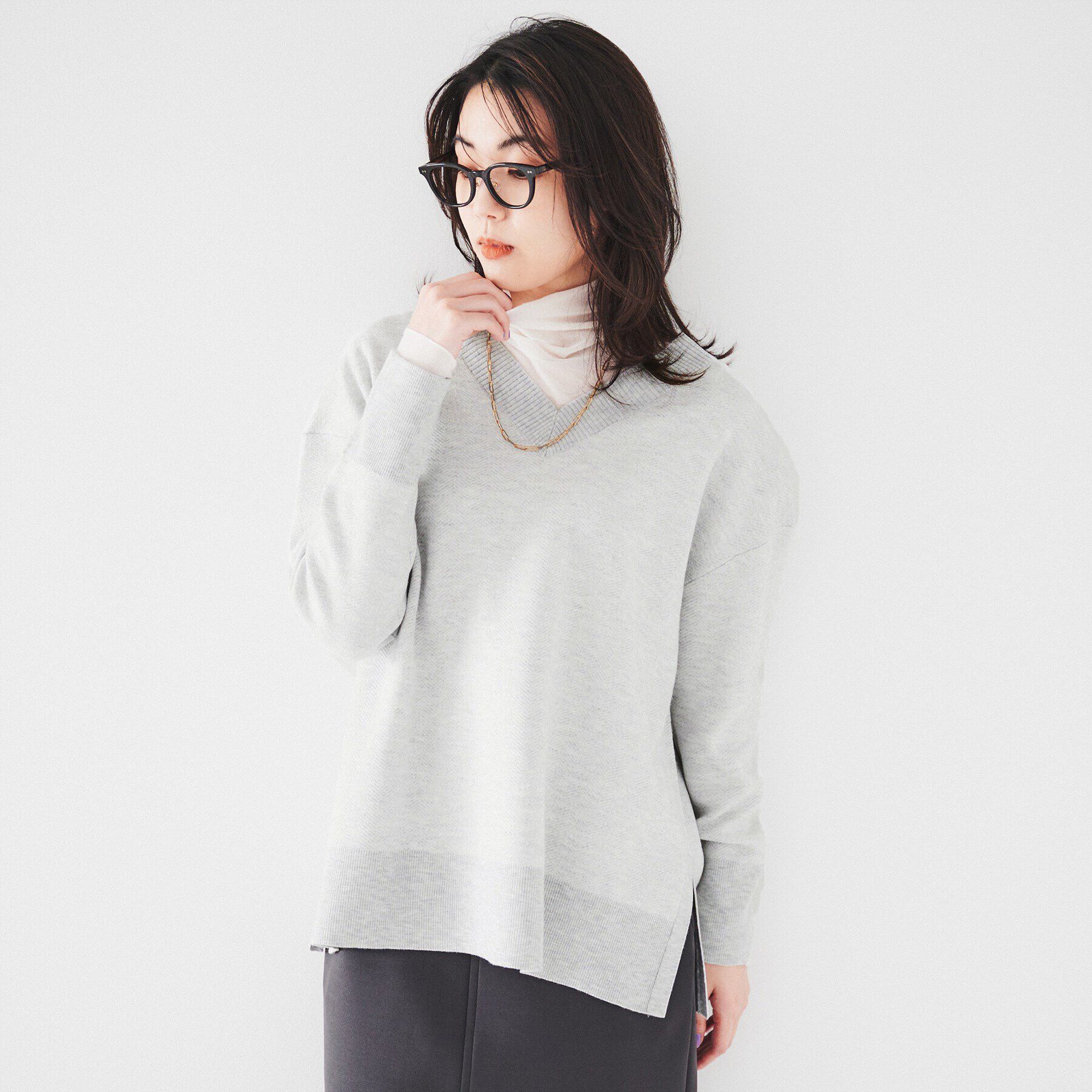 UNTITLED「【体型カバー/洗える】ヘリンボーン柄 Vネックプルオーバーニット」|ニット・セーター|ライトグレー(511