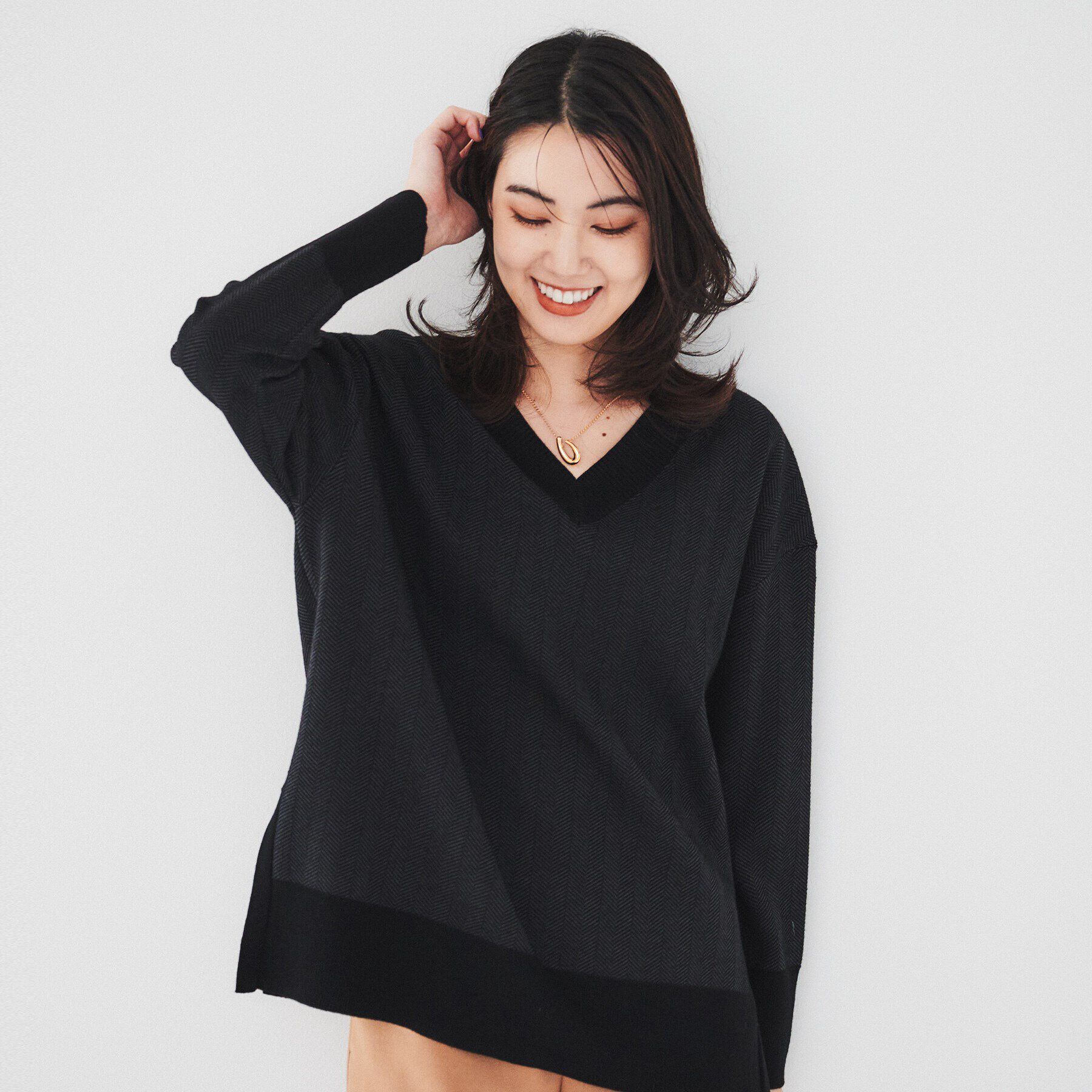 UNTITLED「【体型カバー/洗える】ヘリンボーン柄 Vネックプルオーバーニット」|ニット・セーター|ブラック(519)