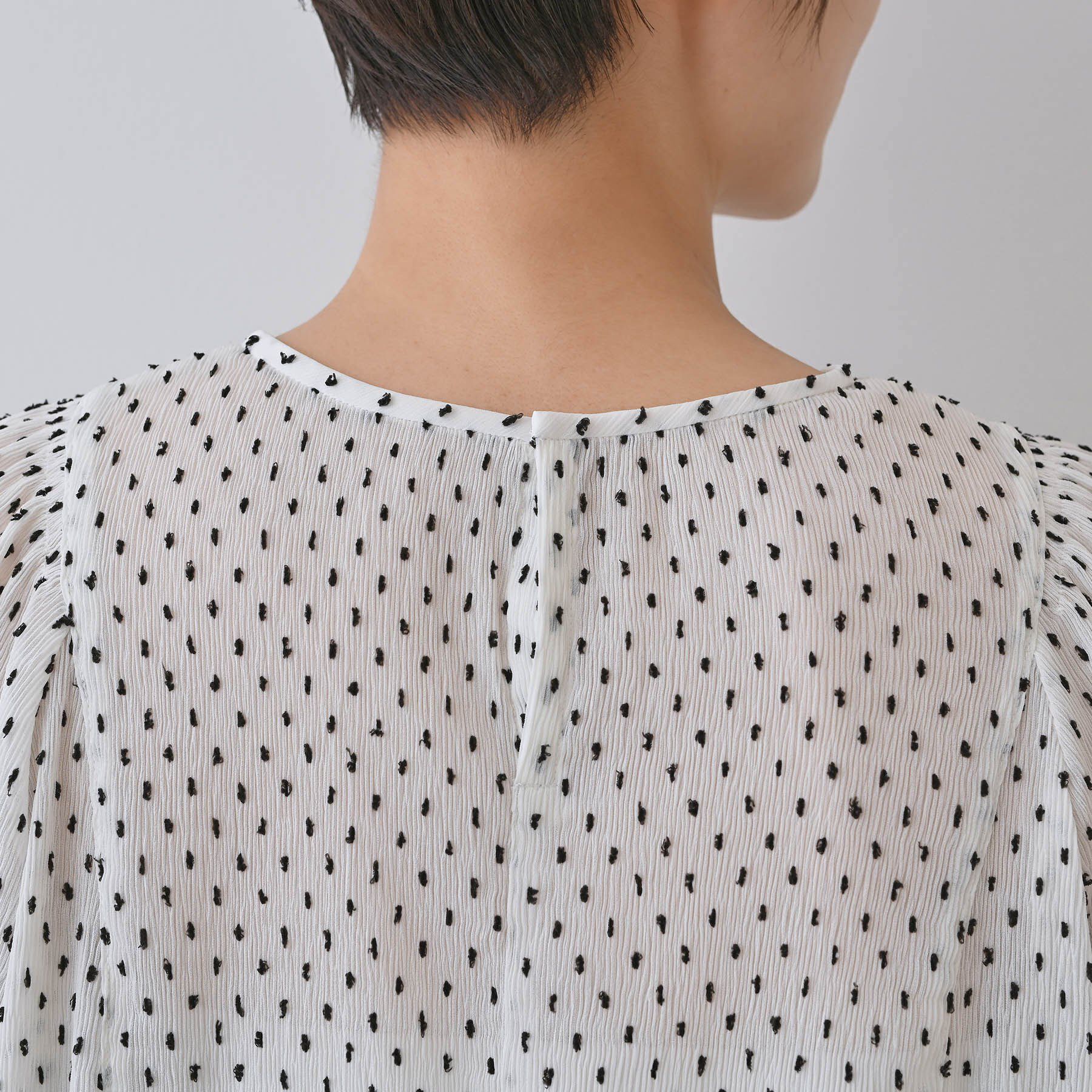 INDIVI「【洗える／ドット柄／凹凸素材】袖コンシャスドルマンブラウス」|シャツ・ブラウス|