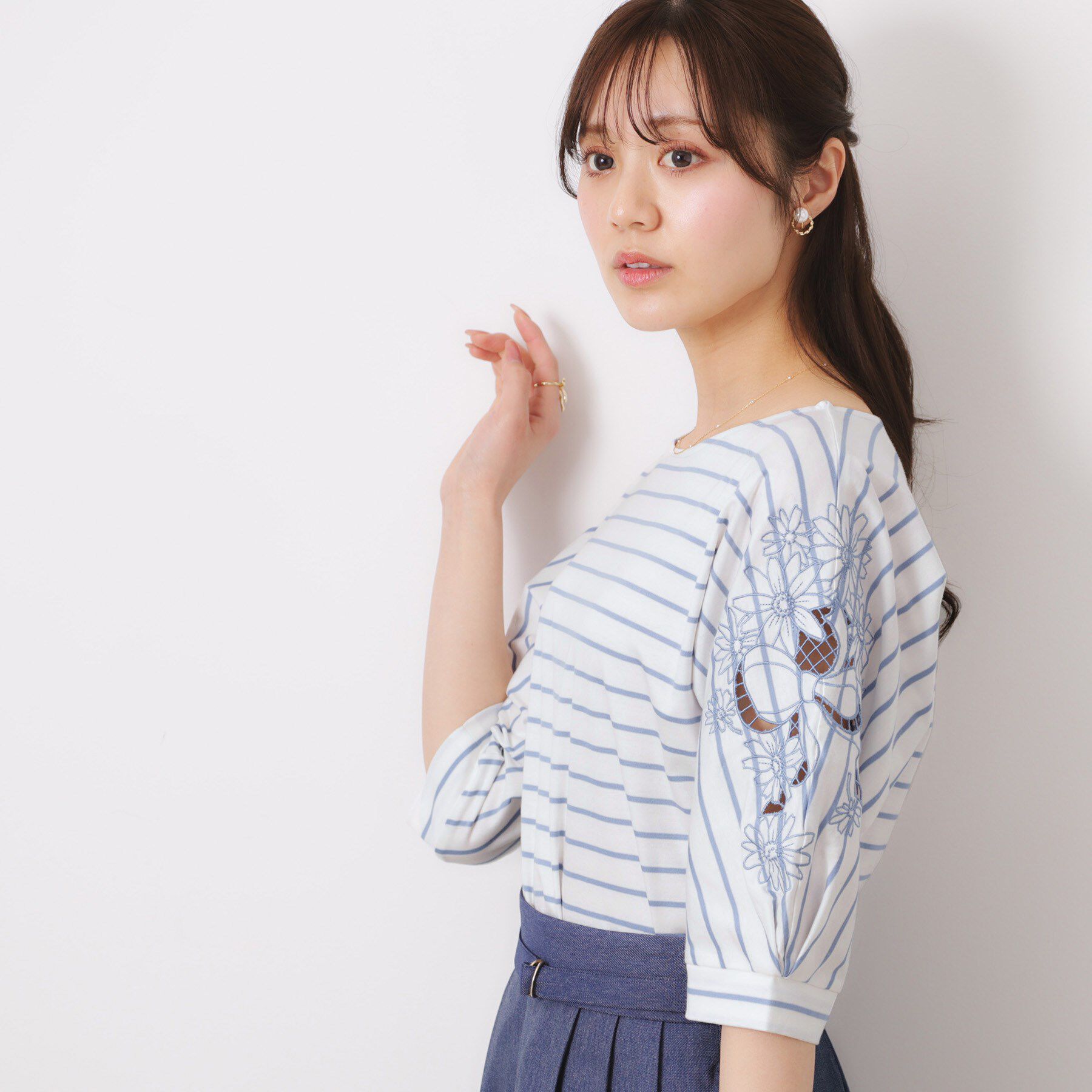 Couture broach「【接触冷感・洗える・UV機能付き・二の腕カバー】デイジー＆リボン エンブロドルマントップス」|Tシャツ・カットソー|