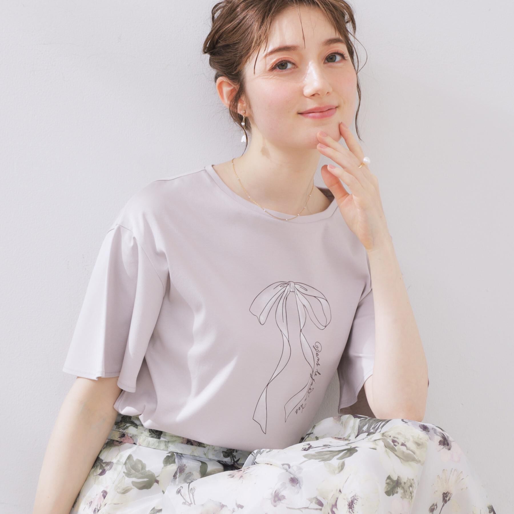 Couture broach「【マシンウォッシャブル・接触冷感・UV機能】60リボンロゴプリント フレアーT」|Tシャツ・カットソー|