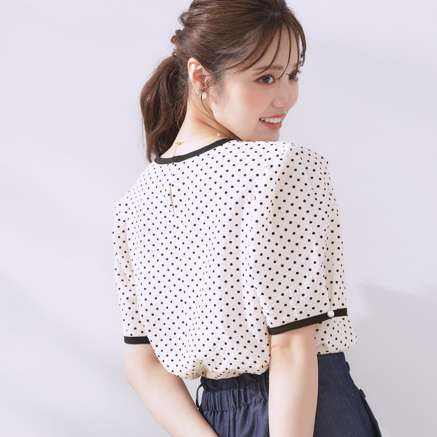Couture broach「【フェミニン・二の腕カバー・通勤】サッカードットデザインブラウス」|シャツ・ブラウス|