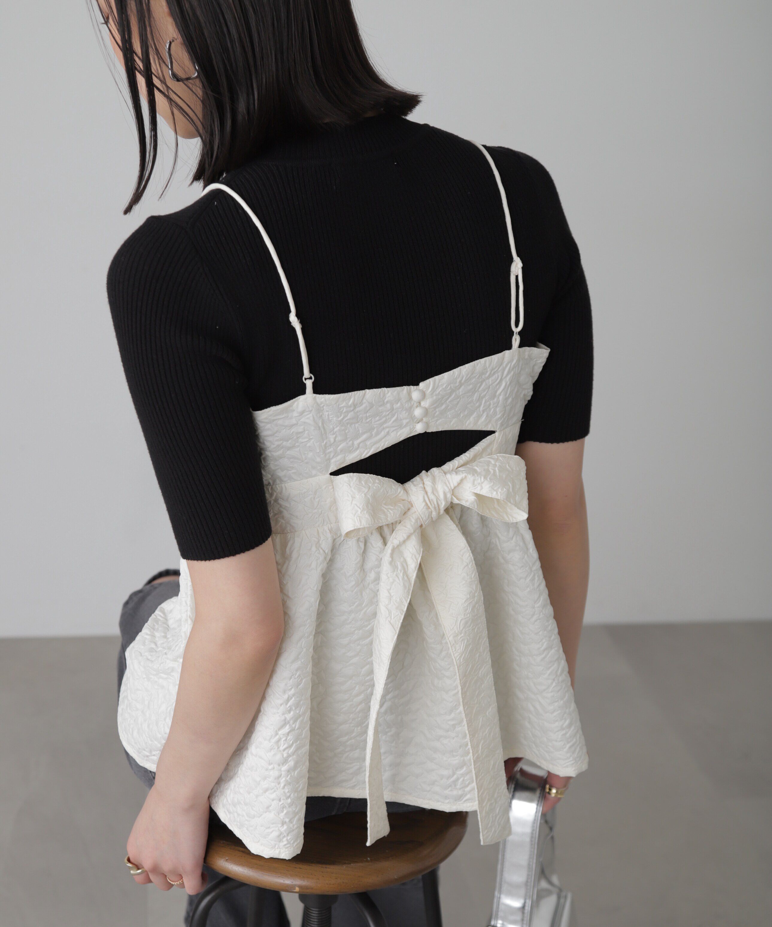  「エンボスシャーリングキャミソール」|シャツ・ブラウス|オフ