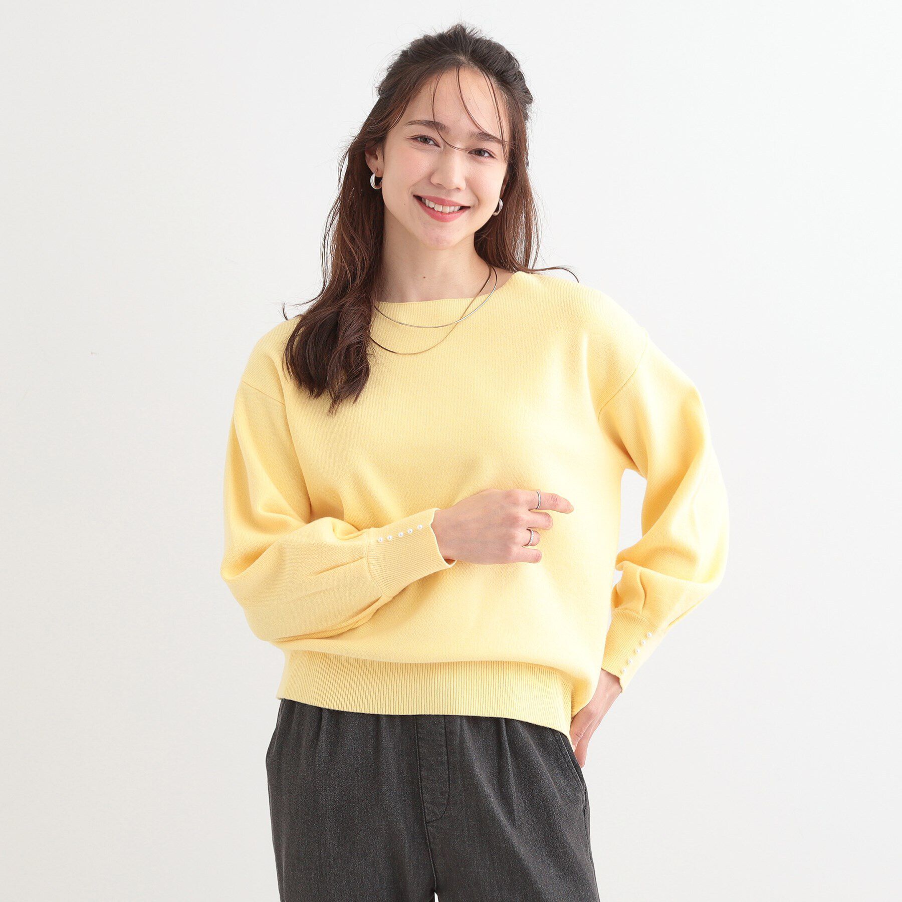 SHOO･LA･RUE「【洗える/S-LL】大人上品 お袖パール調ボタン付き ボートネックニット」|ニット・セーター|