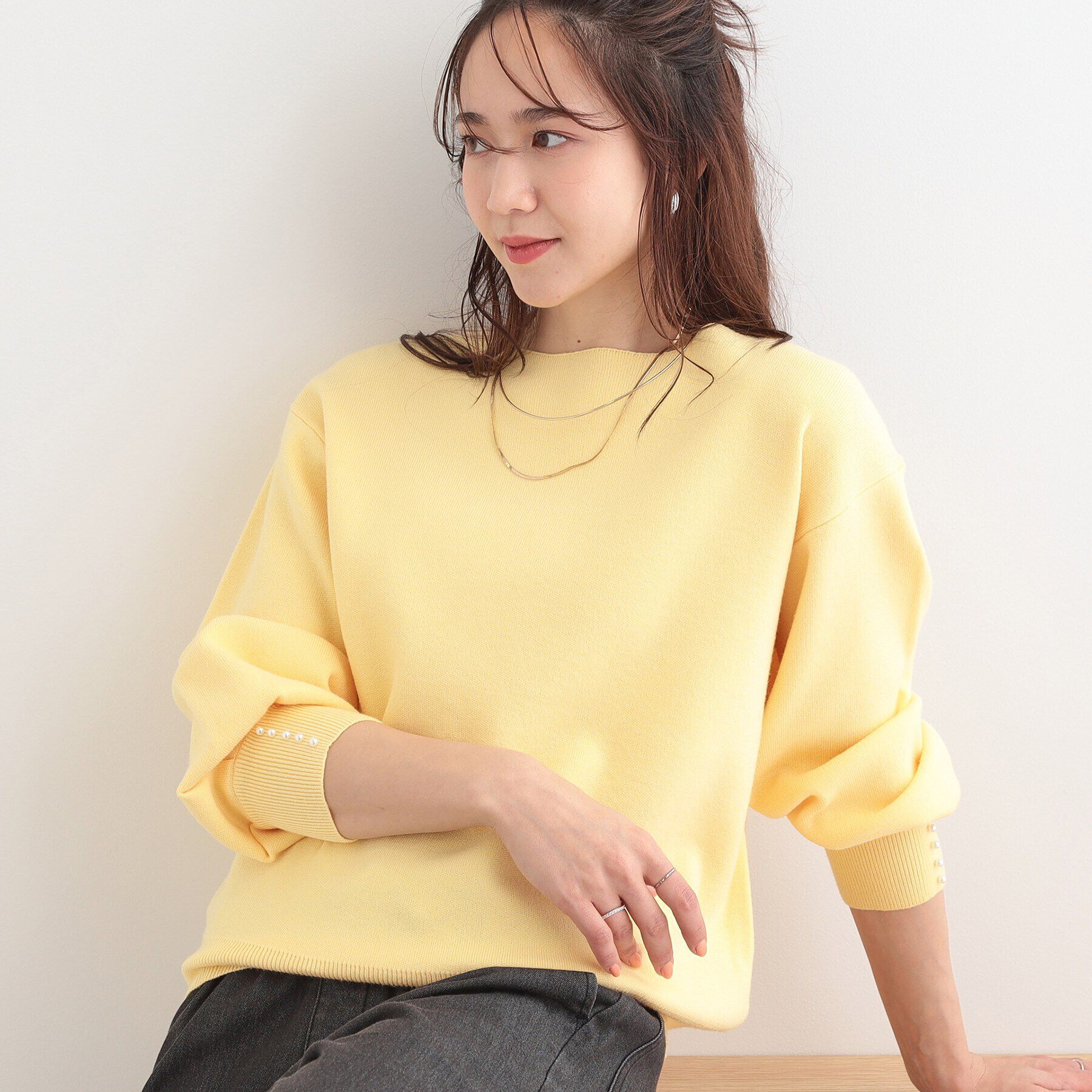 SHOO･LA･RUE「【洗える/S-LL】大人上品 お袖パール調ボタン付き ボートネックニット」|ニット・セーター|イエロー(031)
