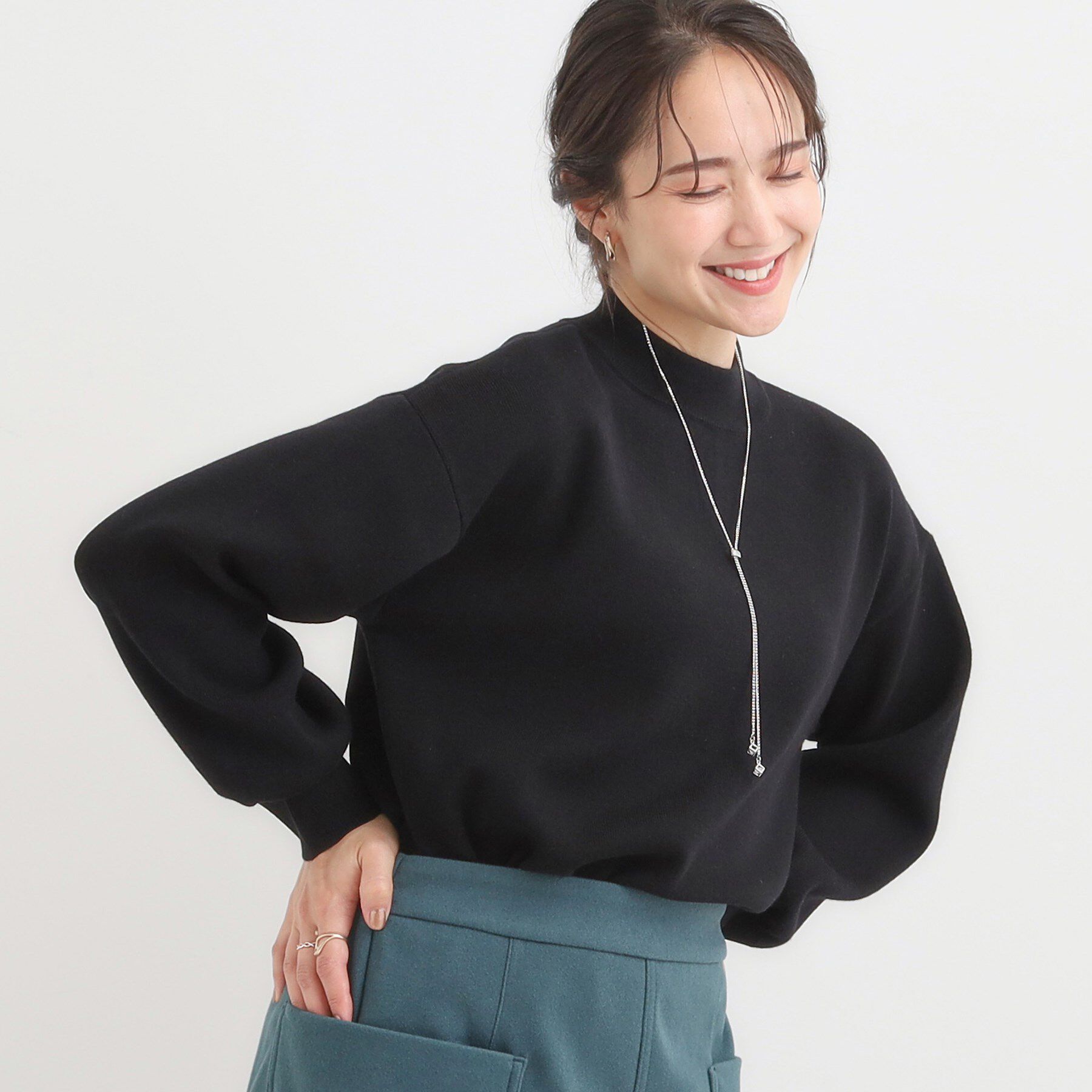 SHOO･LA･RUE「【洗える/毛玉レス】表面がきれいなハイネックバックスリットニット」|ニット・セーター|ブラック(019)