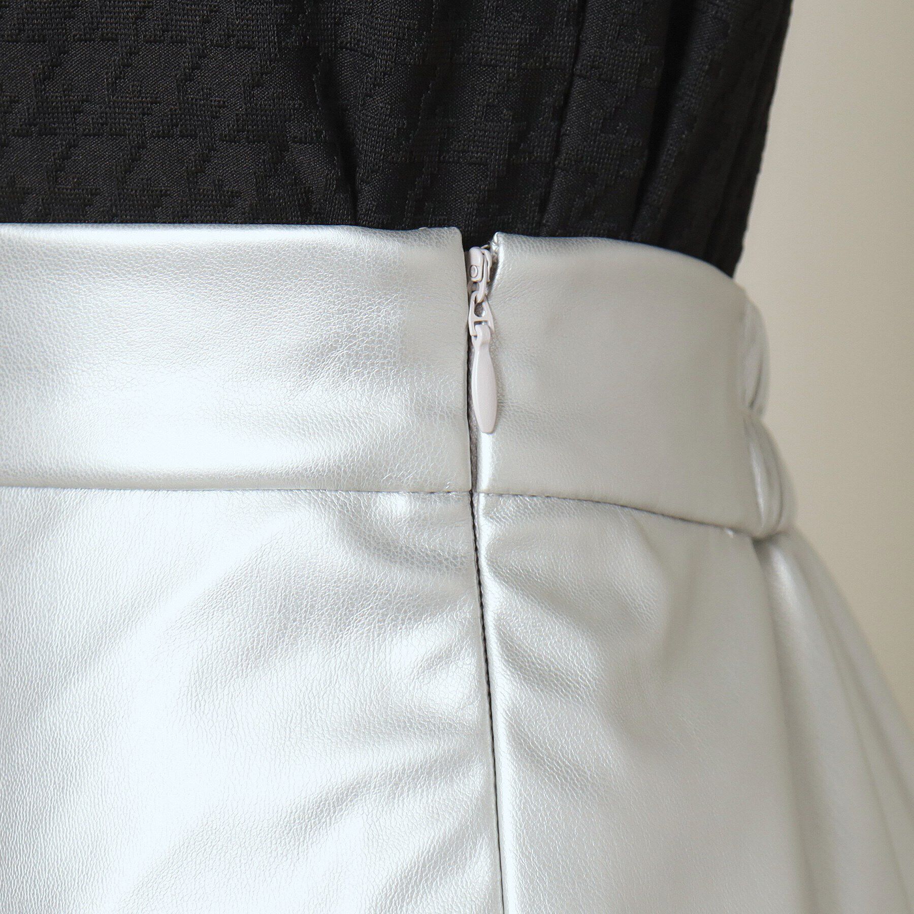 ITS&rsquo;DEMO「【ウエストゴム／腰回りスッキリ／手洗い可】合皮フレアスカート」|スカート|