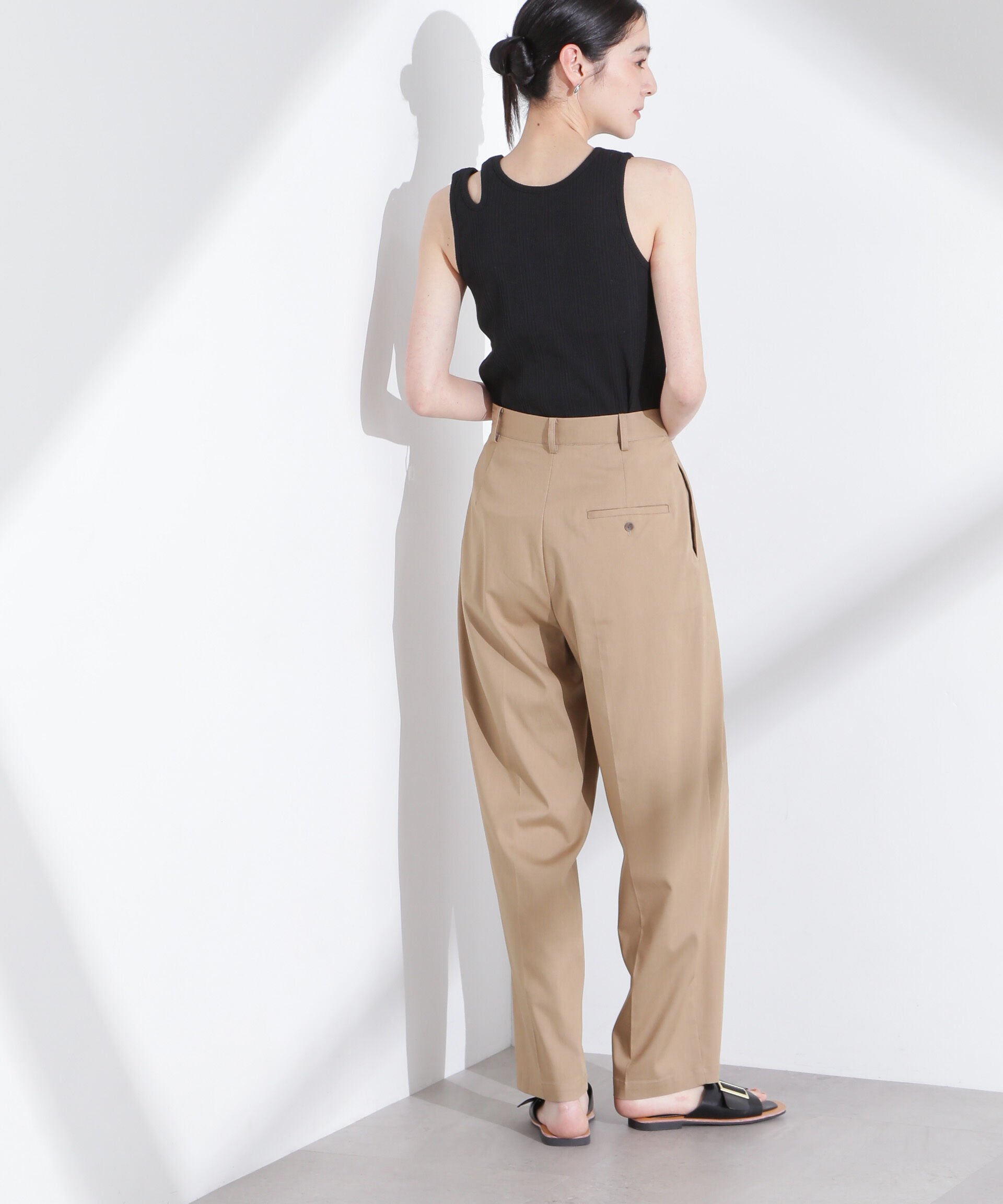 nano･universe「リネンストレッチタックコクーンパンツ」|チノ|