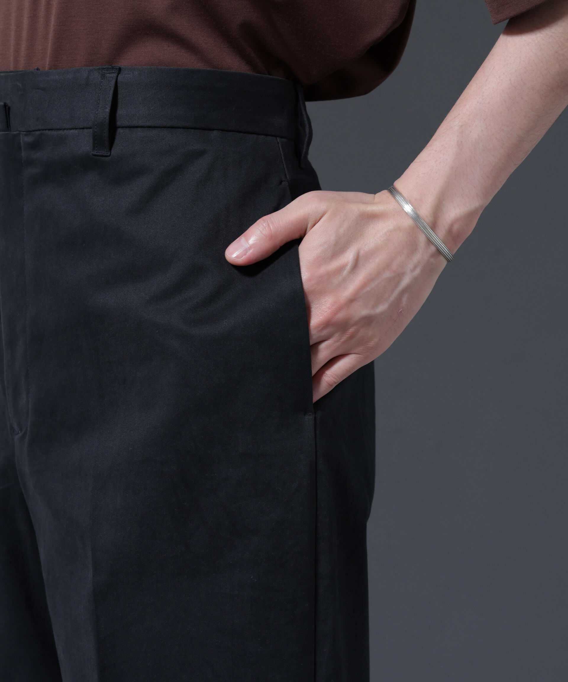 nano･universe「ピーチサテン ストレートフィット トラウザーズ」|チノ|