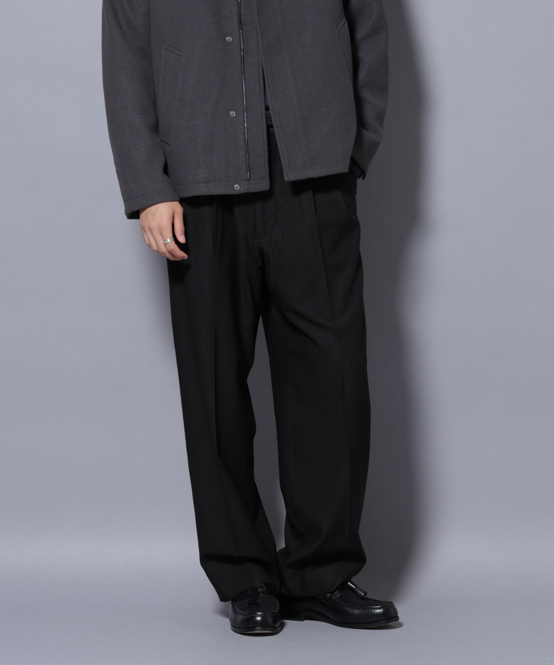 nano･universe「2タックテーパードスラックス」|チノ|ブラック