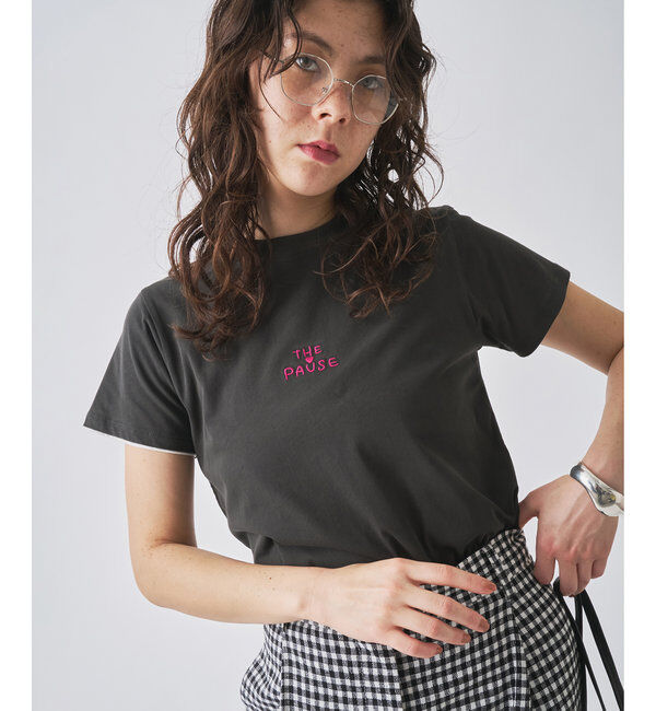 THE PAUSE「【THE PAUSE】THE PAUSE刺繍Tシャツ」|Tシャツ・カットソー|チャコールグレー