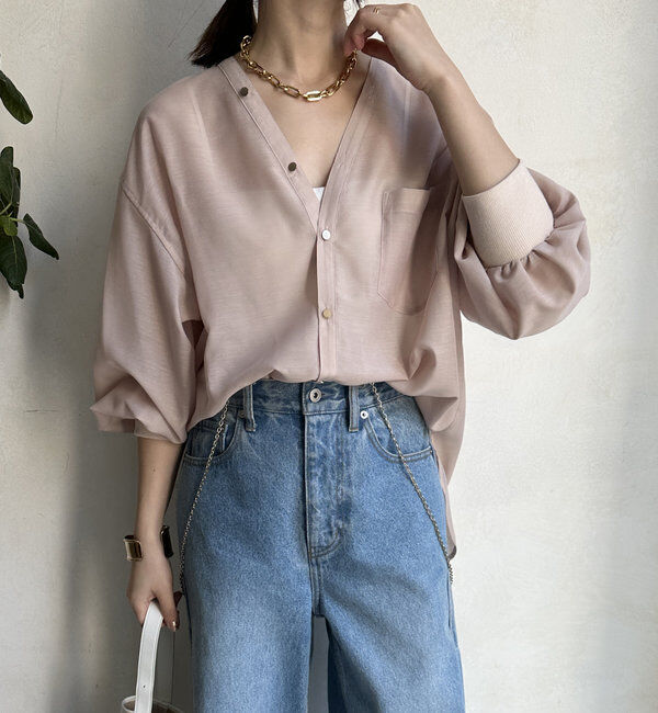  「【新色追加】GOLDボタンVVシャツ」|シャツ・ブラウス|ピンクベージュ
