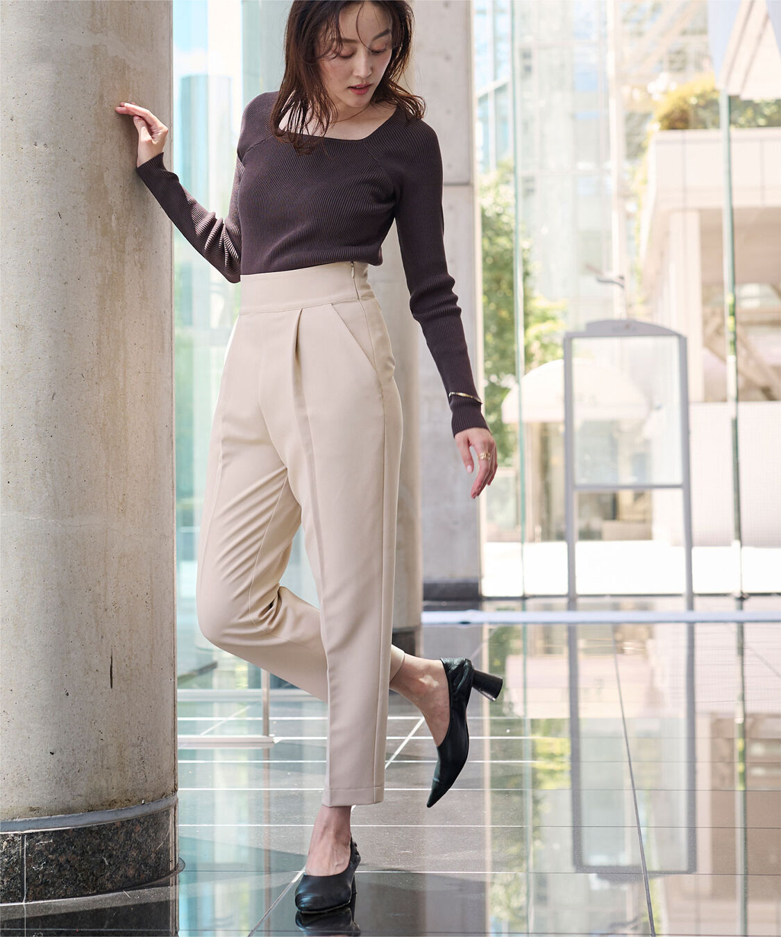 ur's「ハイウエストタックテーパードパンツ」|スラックス|