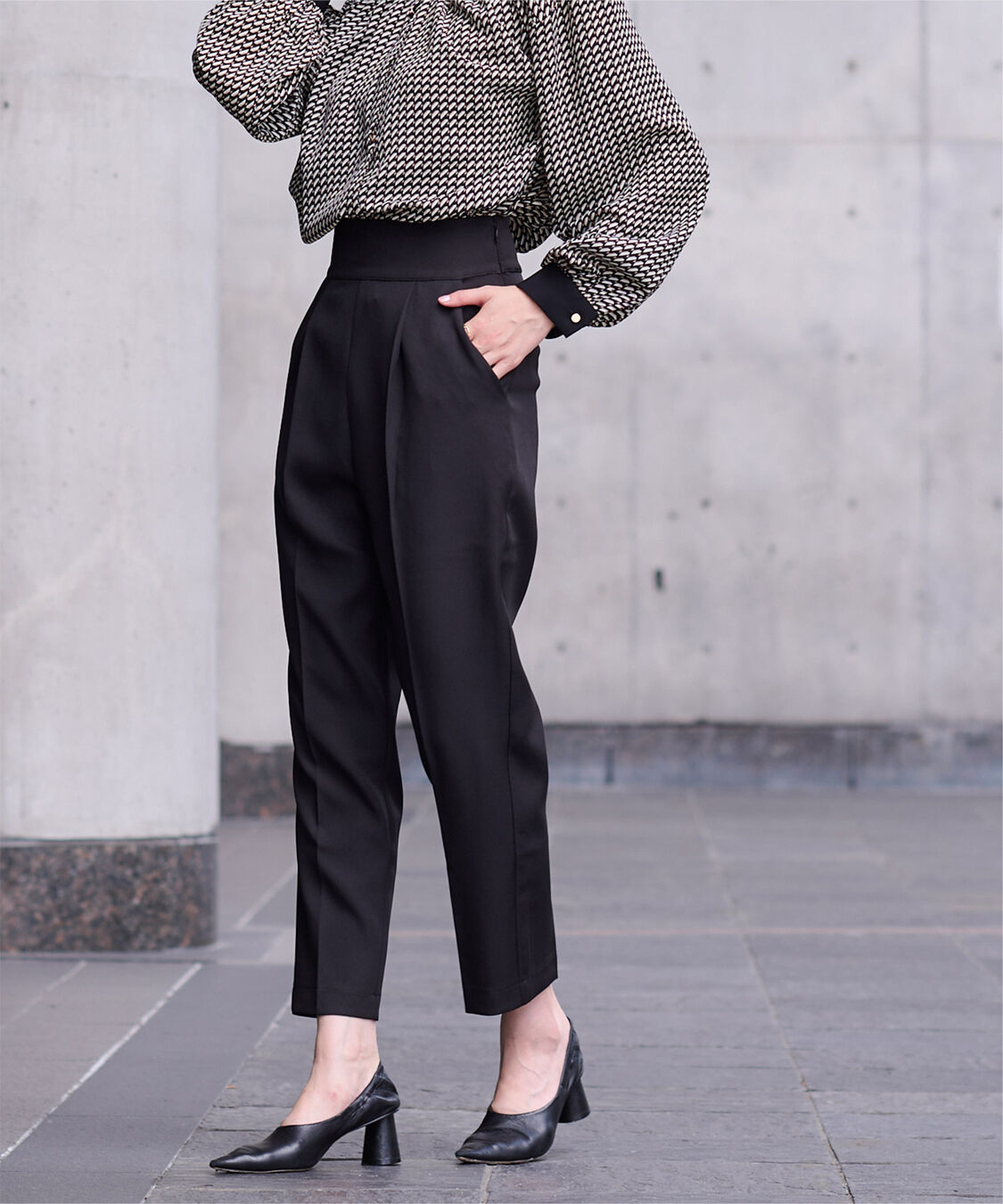 ur's「ハイウエストタックテーパードパンツ」|スラックス|ブラック