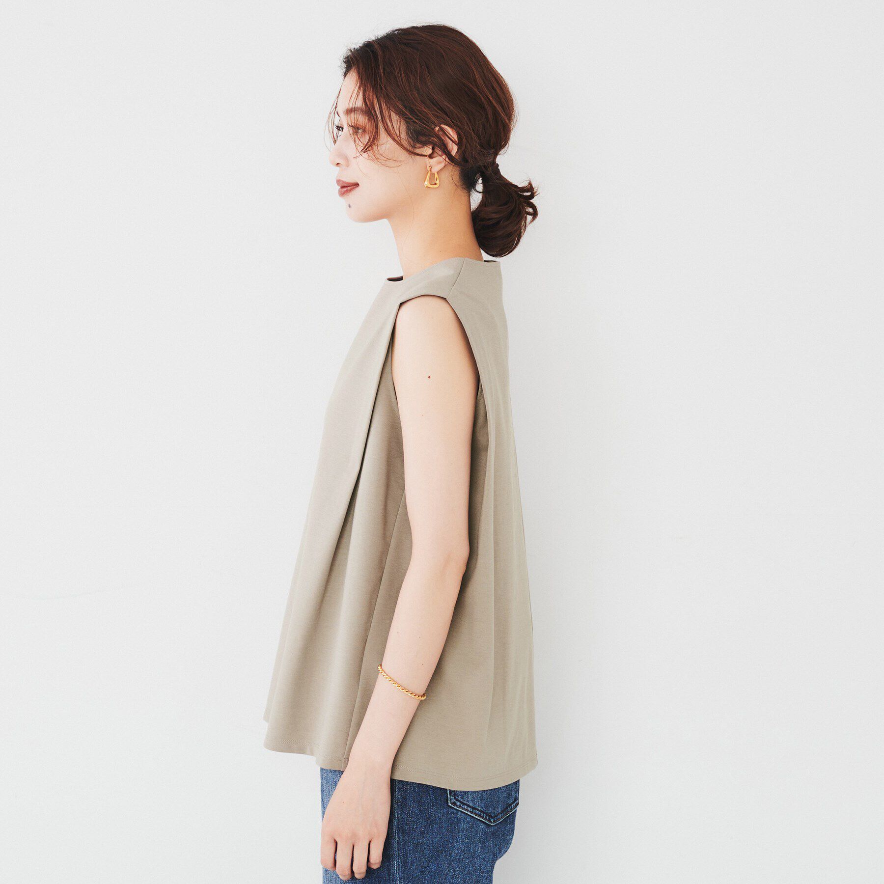 UNTITLED「【二の腕スッキリ/なめらか素材】タックノースリーブ」|Tシャツ・カットソー|