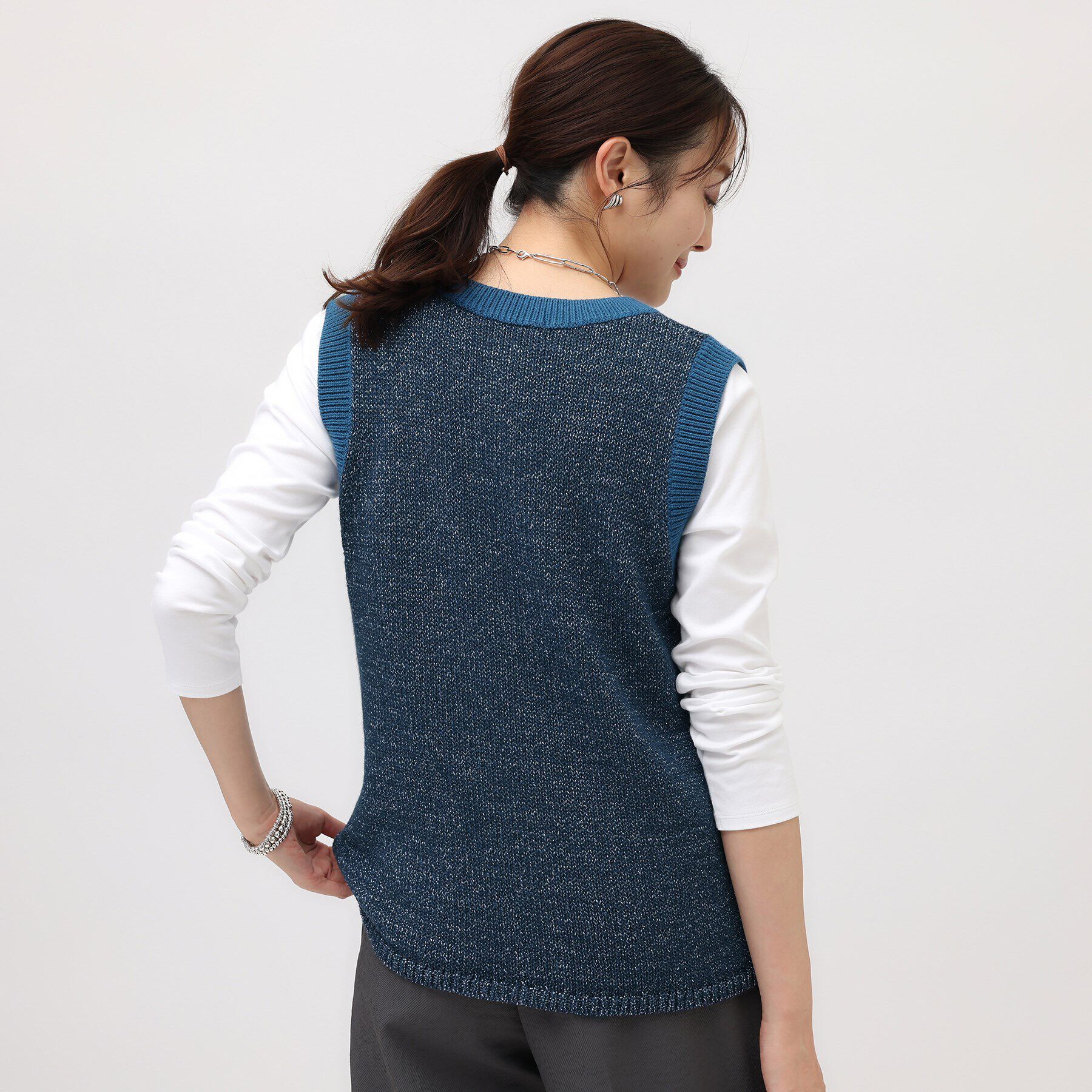 UNTITLED「【オールシーズン/ラメ】Vネックベスト」|ベスト・ジレ|