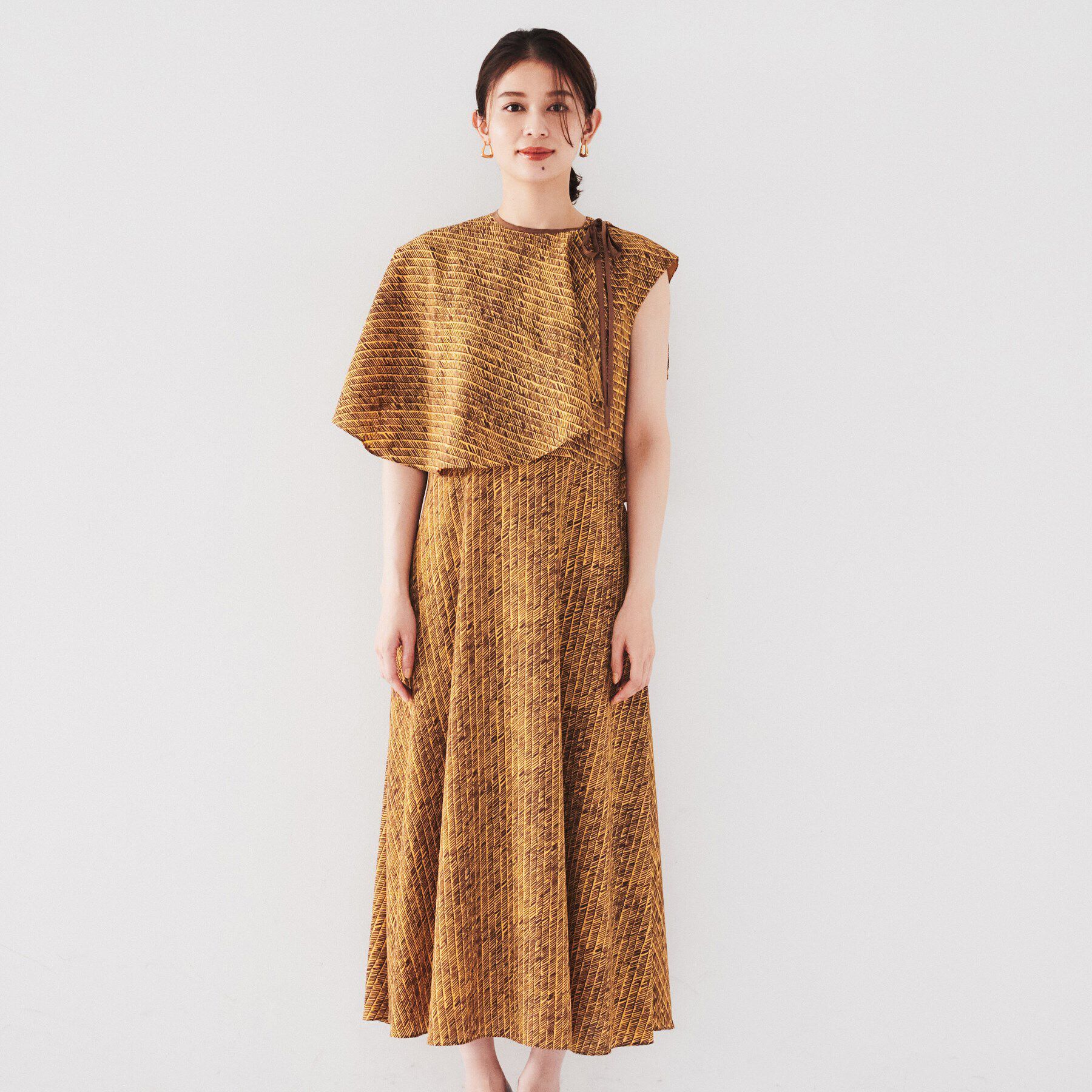 UNTITLED「【ケープ付き/２WAY】ヴィンテージプリントへリンボン柄ワンピース」|ワンピース|