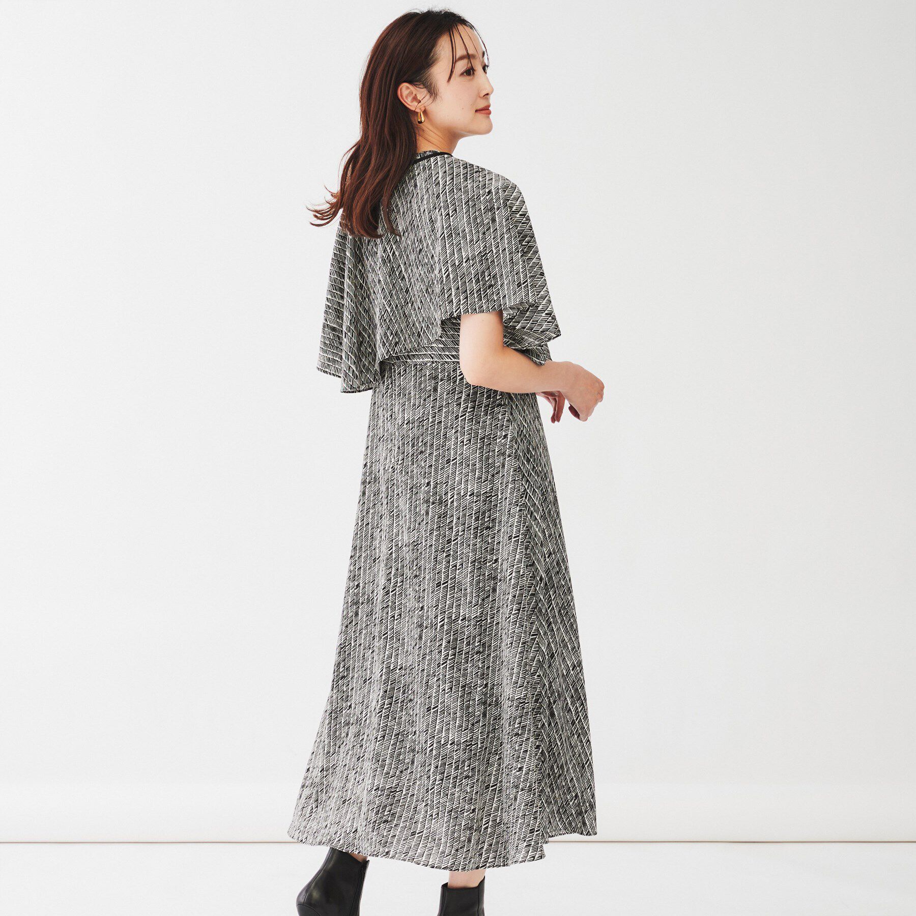 UNTITLED「【ケープ付き/２WAY】ヴィンテージプリントへリンボン柄ワンピース」|ワンピース|