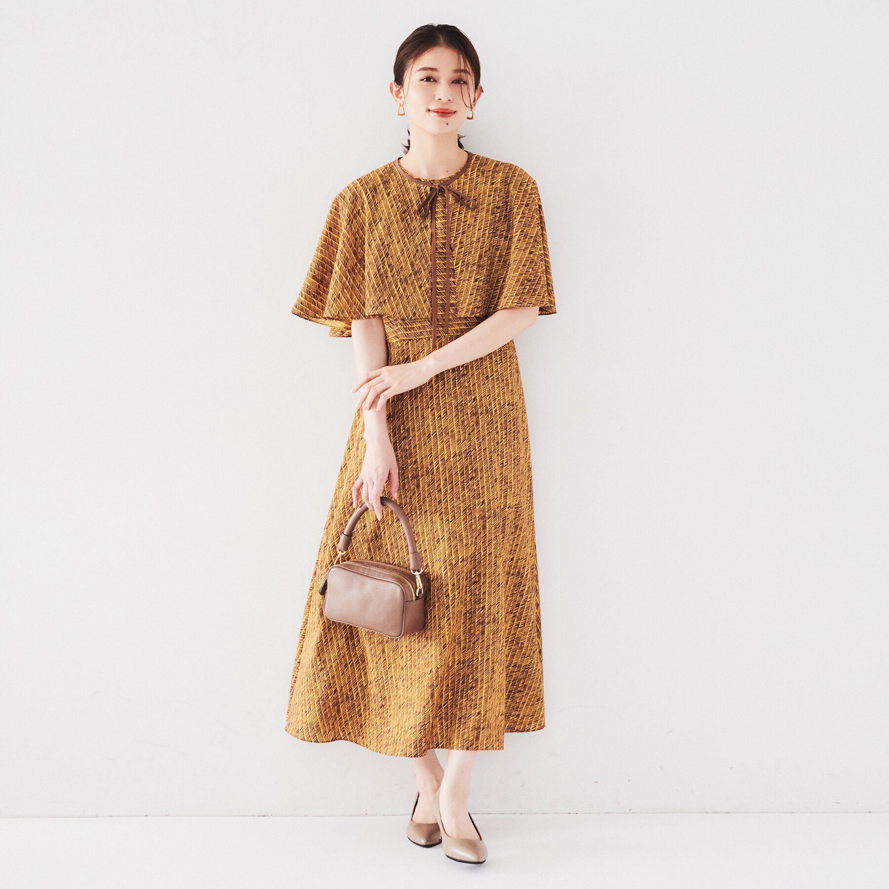 UNTITLED「【ケープ付き/２WAY】ヴィンテージプリントへリンボン柄ワンピース」|ワンピース|