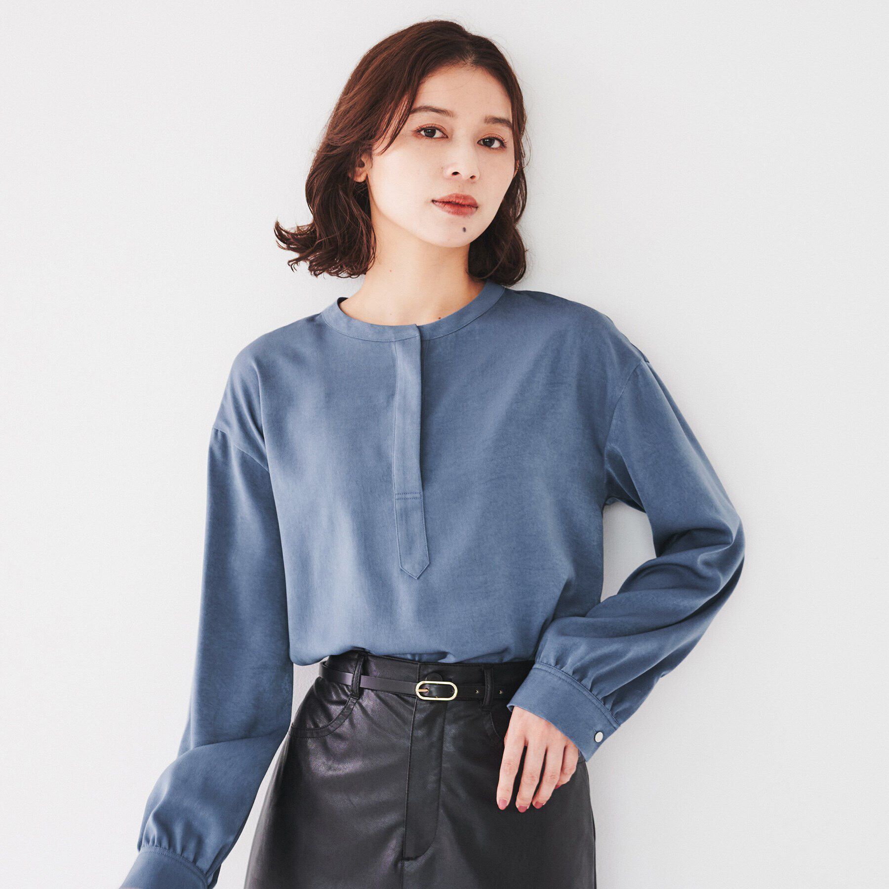 UNTITLED「【洗える/バンドカラー】フェイクスエードサテンブラウス」|シャツ・ブラウス|