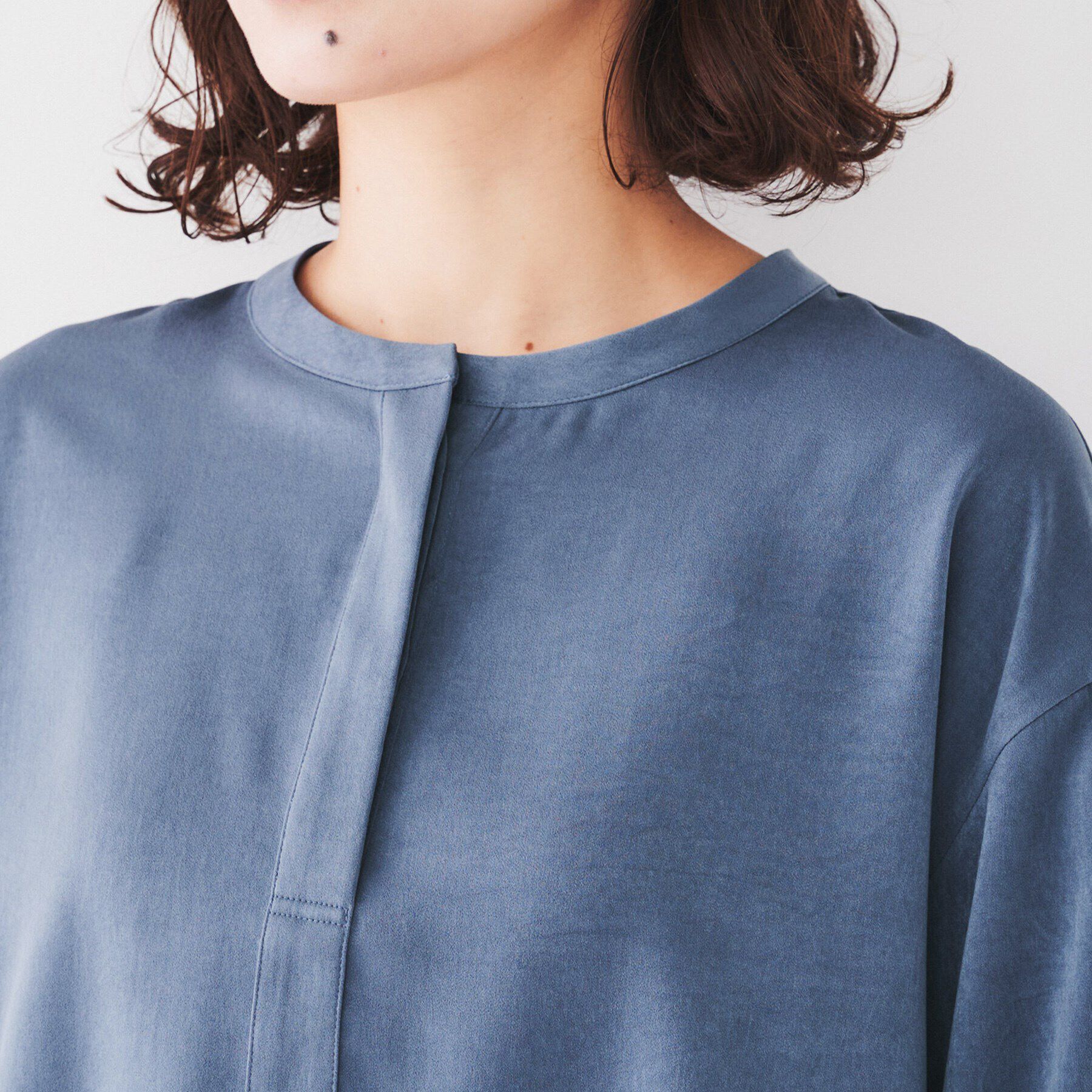 UNTITLED「【洗える/バンドカラー】フェイクスエードサテンブラウス」|シャツ・ブラウス|