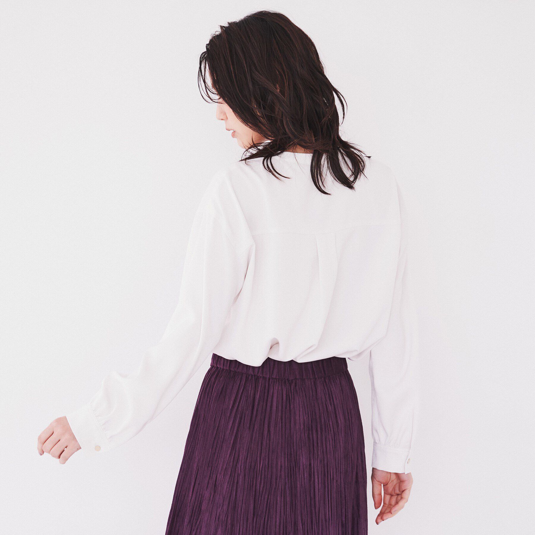 UNTITLED「【洗える/バンドカラー】フェイクスエードサテンブラウス」|シャツ・ブラウス|