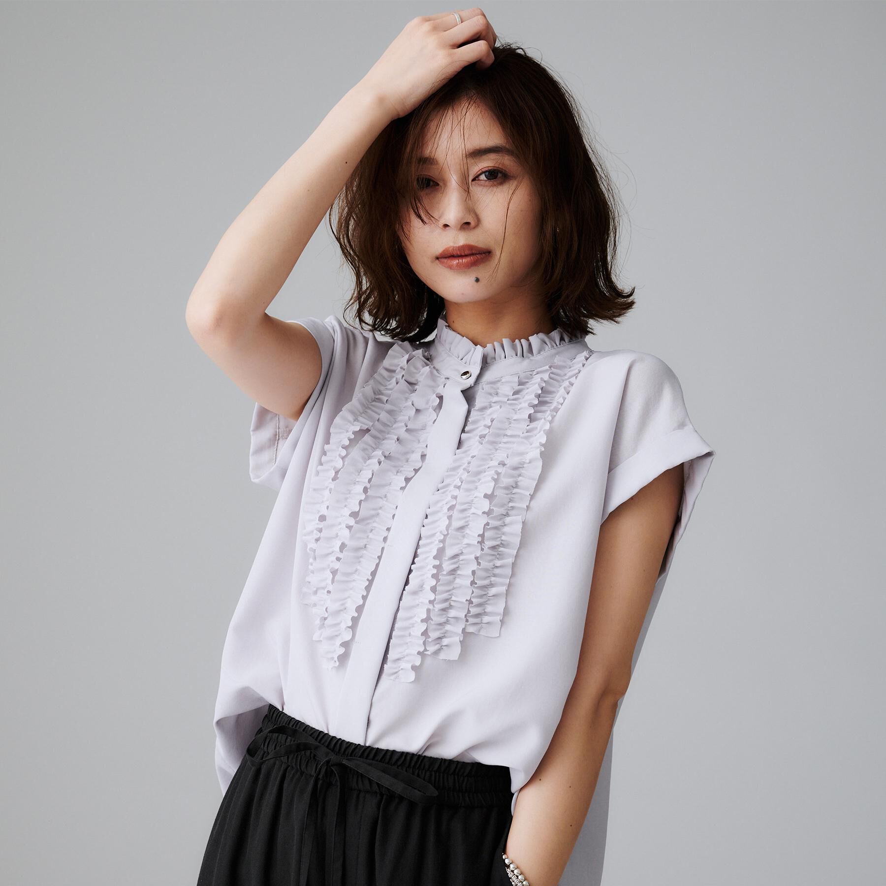 UNTITLED「スタンドネックフリルブラウス【吸水速乾/UVケア】」|シャツ・ブラウス|ライトグレー(011