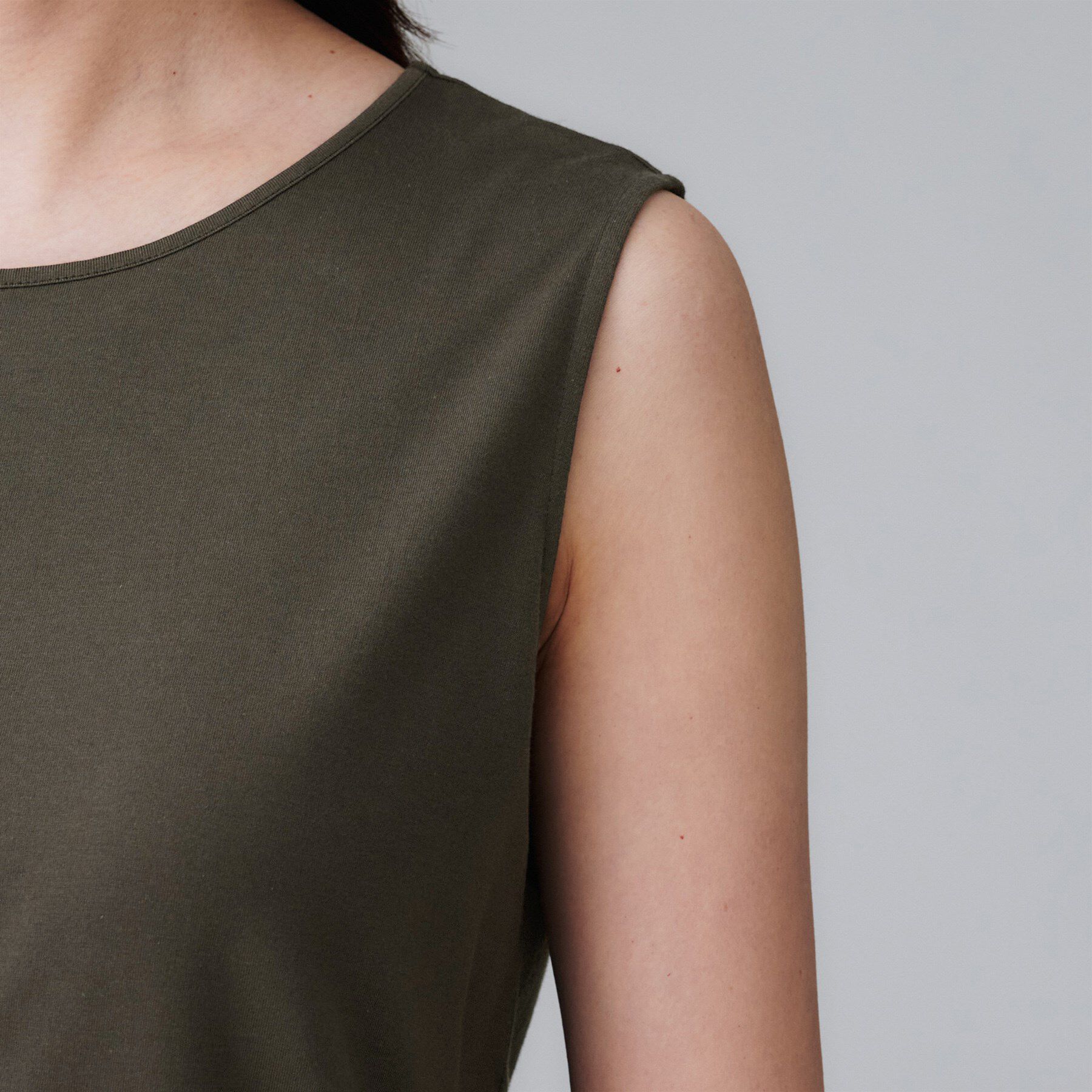 UNTITLED「【接触冷感／コットン100／洗える／丸首】ノースリーブ天竺プルオーバー」|Tシャツ・カットソー|