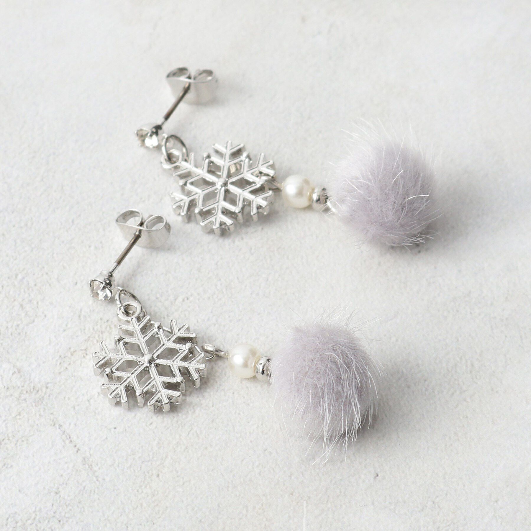 grove「雪の結晶モチーフフロッキーピアス」|ピアス|グレー(012)