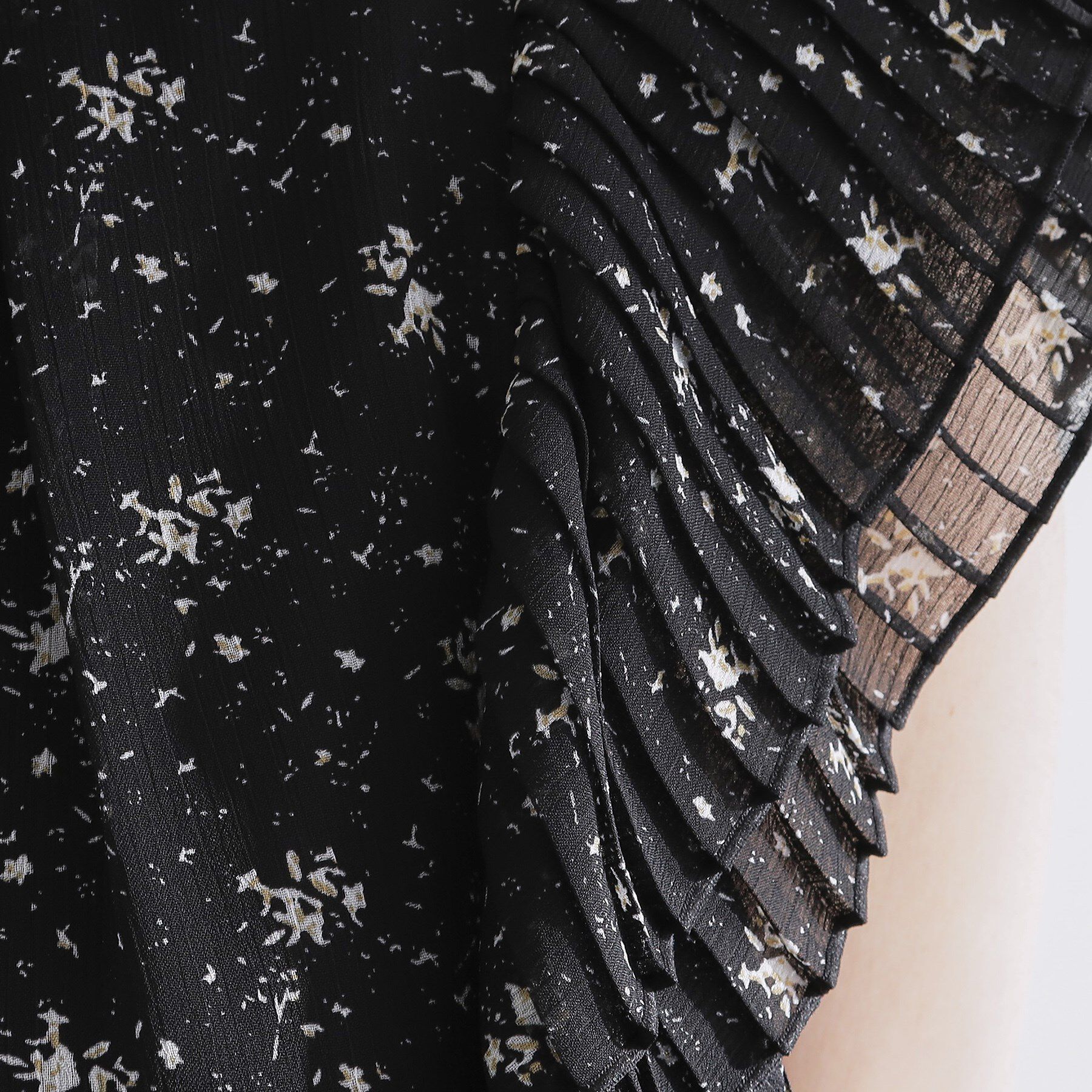 grove「プリーツが彩る 華やか花柄ブラウス」|シャツ・ブラウス|