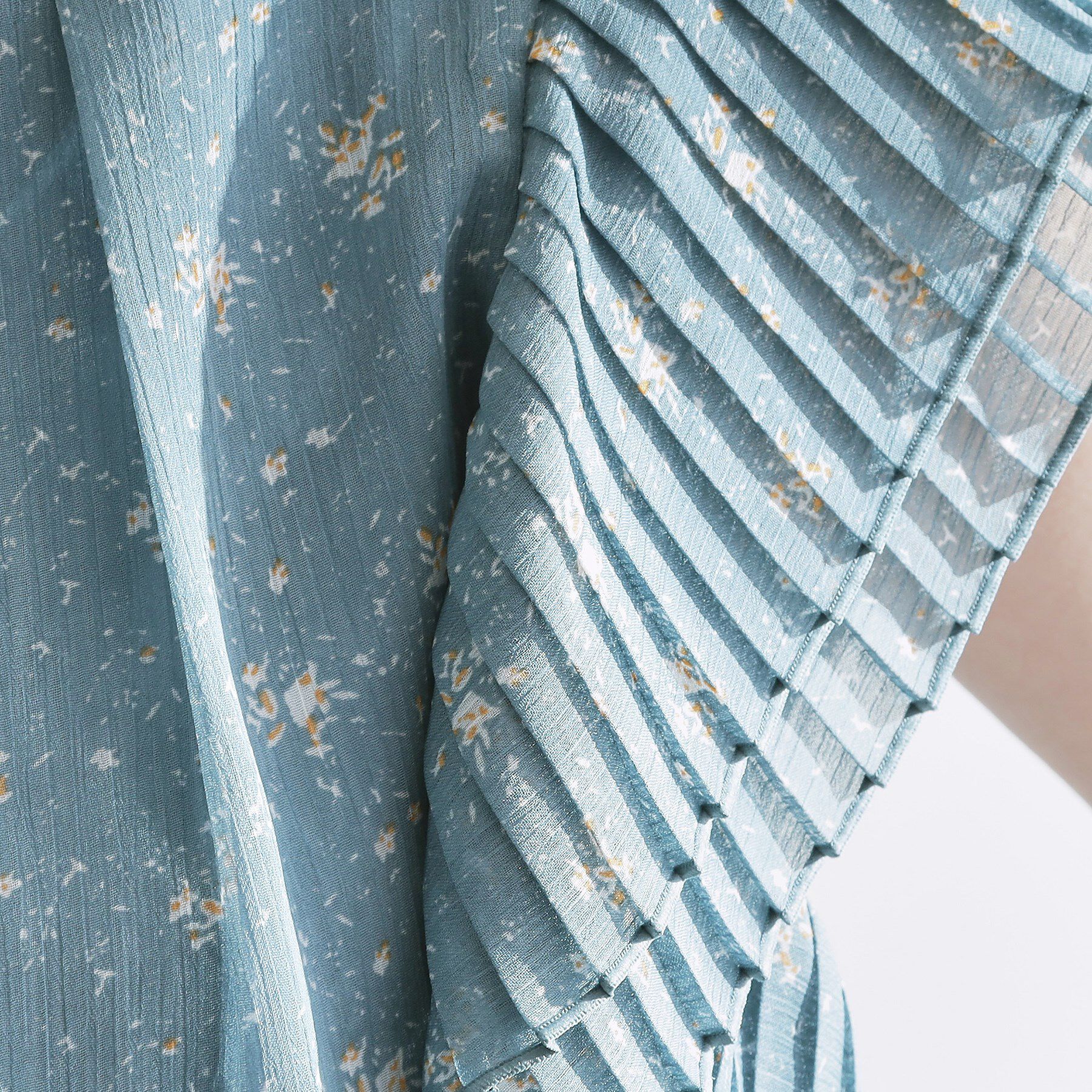 grove「プリーツが彩る 華やか花柄ブラウス」|シャツ・ブラウス|