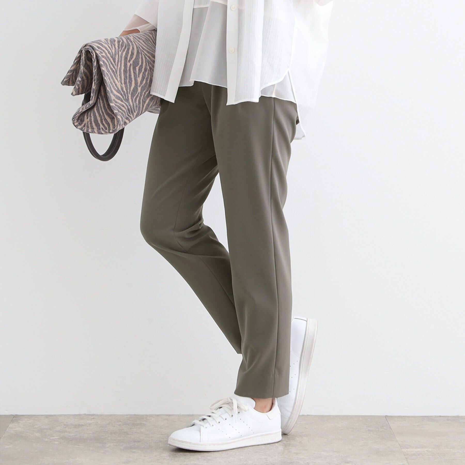 INDIVI「【褒められパンツ／高ストレッチ／ウエストゴム】タックテーパードパンツ」|その他|チャコールグレー(0