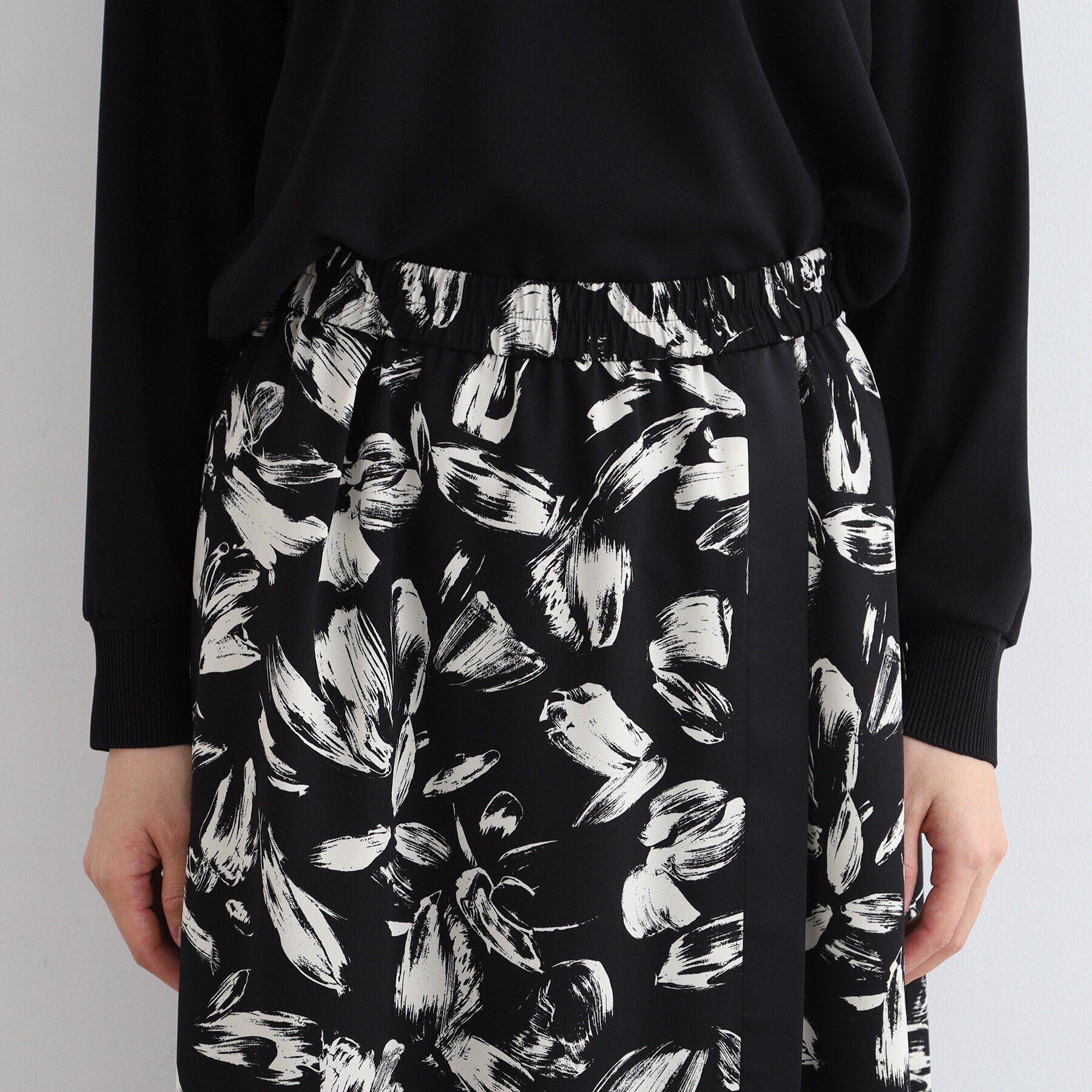 INDIVI「【洗える/日本製】ブラッシュドフラワー柄ラップ風スカート」|スカート|