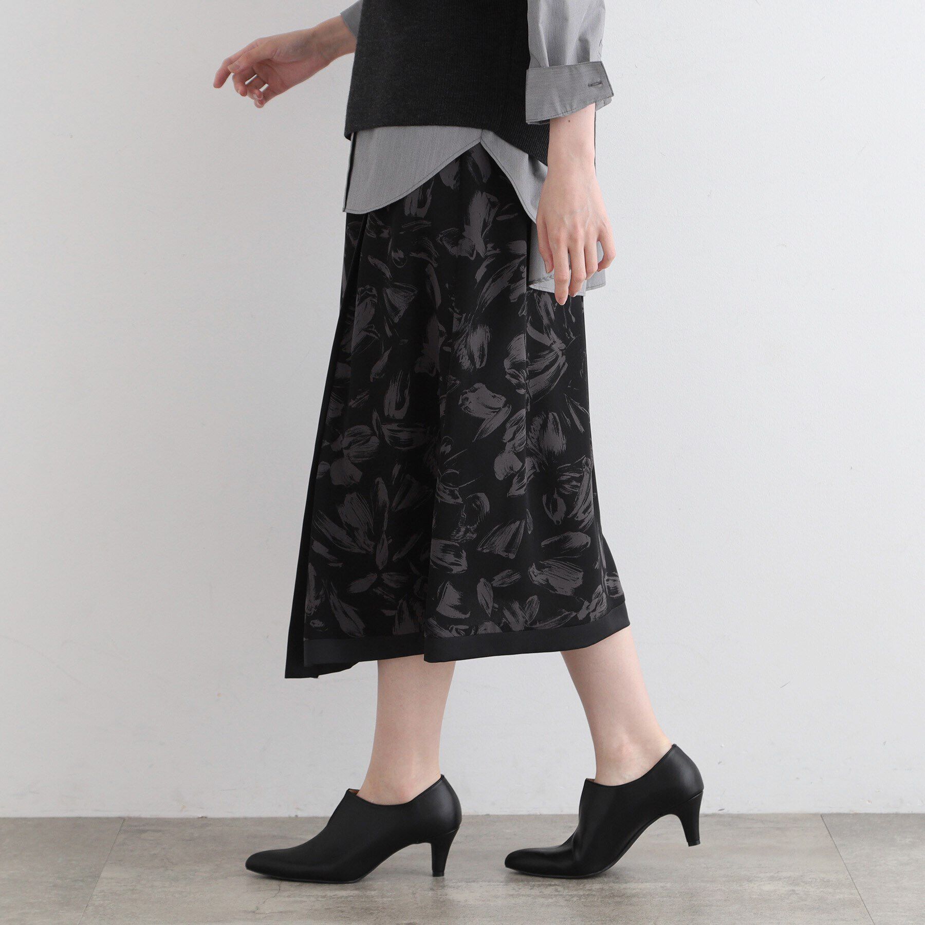 INDIVI「【洗える/日本製】ブラッシュドフラワー柄ラップ風スカート」|スカート|