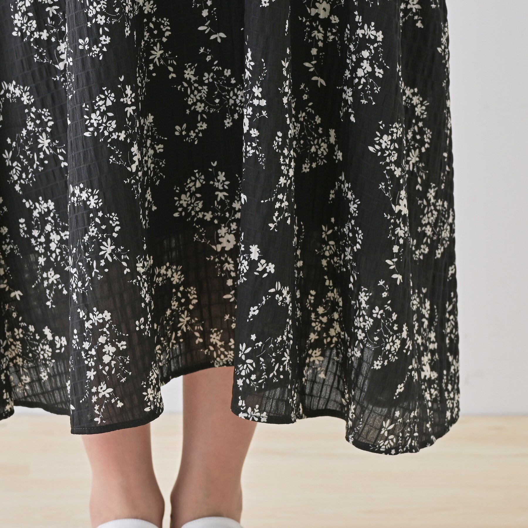 INDIVI「【モノトーン小花柄】フィット＆フレア エアリーワンピース」|ワンピース|