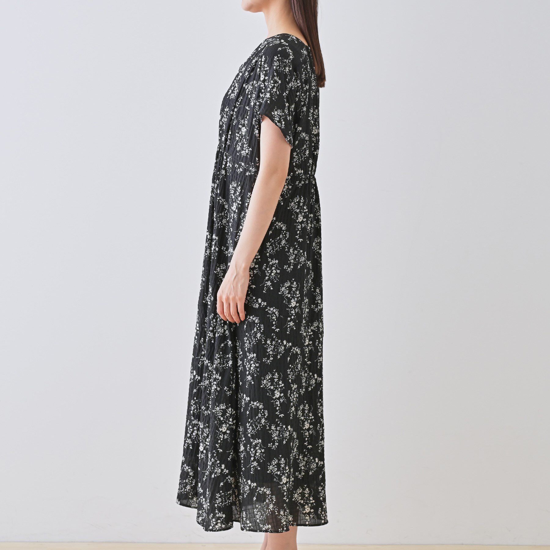 INDIVI「【モノトーン小花柄】フィット＆フレア エアリーワンピース」|ワンピース|