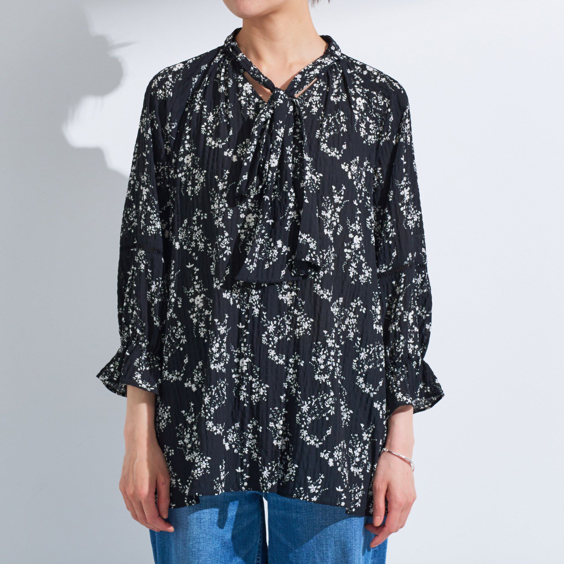 INDIVI「【モノトーン小花柄／シャーリング素材】ボリューム袖エアリーブラウス」|シャツ・ブラウス|