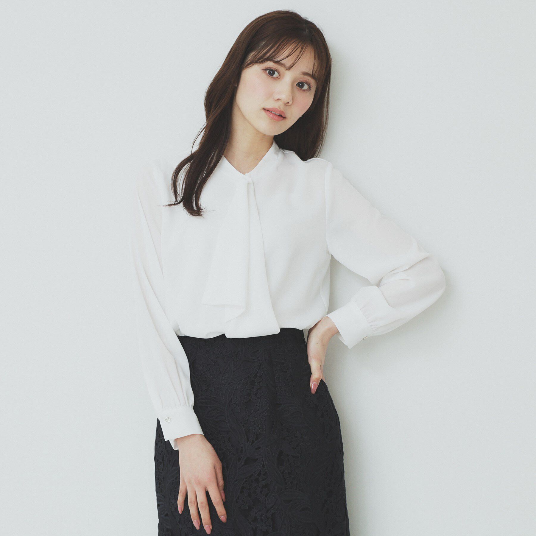 index「《美人百花掲載》アシンメトリーボウタイブラウス【洗濯機洗い可/防シワ】」|シャツ・ブラウス|オフホワイト(003