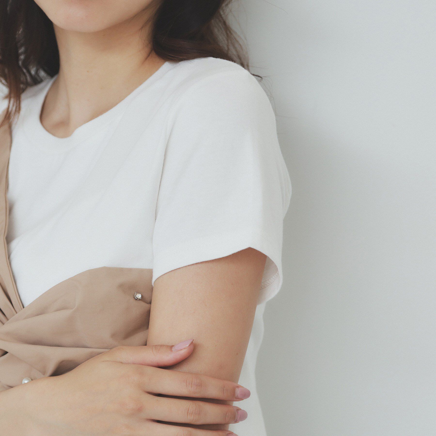 index「パール調アシメドッキングTシャツ【洗える/接触冷感】」|Tシャツ・カットソー|