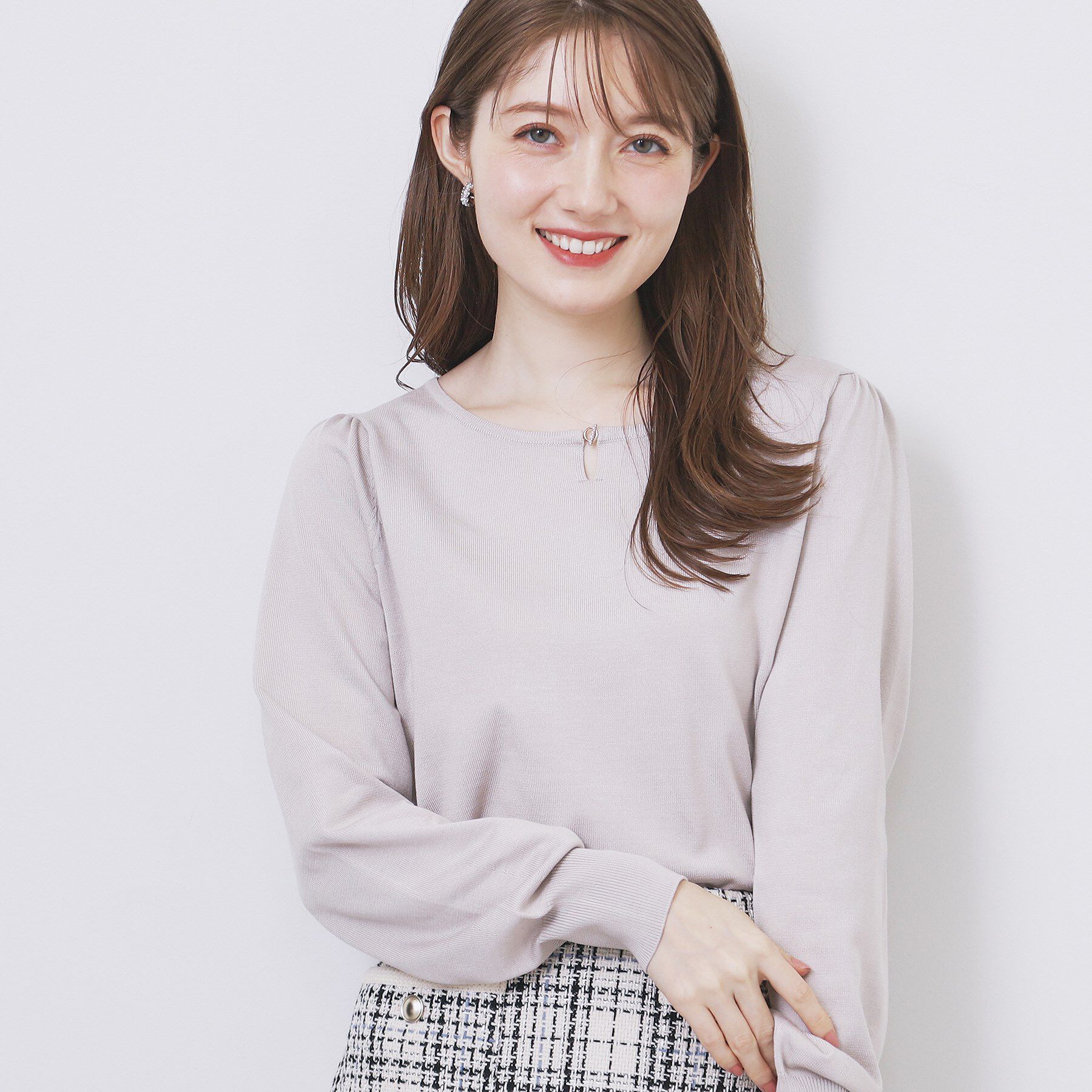 index「パール調パーツ付きクルーネックニット【洗濯機OK】《8col/XS～3L》」|ニット・セーター|グレージュ(050)