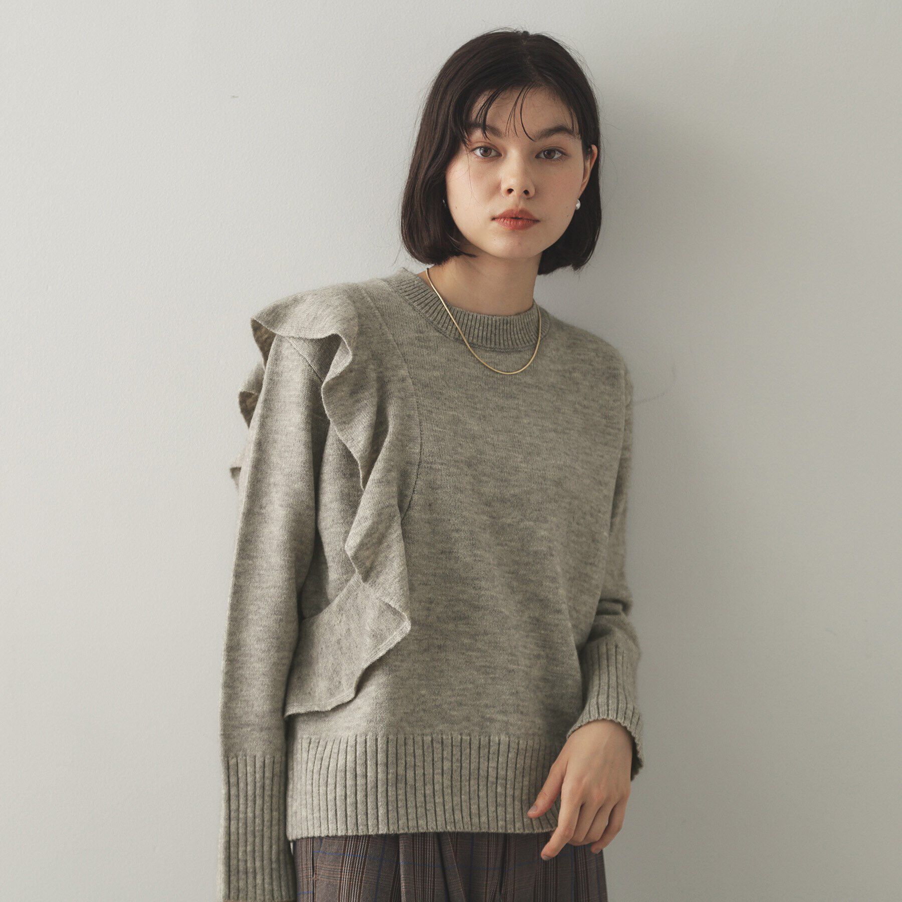 OPAQUE.CLIP「《美人百花掲載》アシメフリルミドルゲージニット【洗濯機洗い可】」|ニット・セーター|グレー(012)
