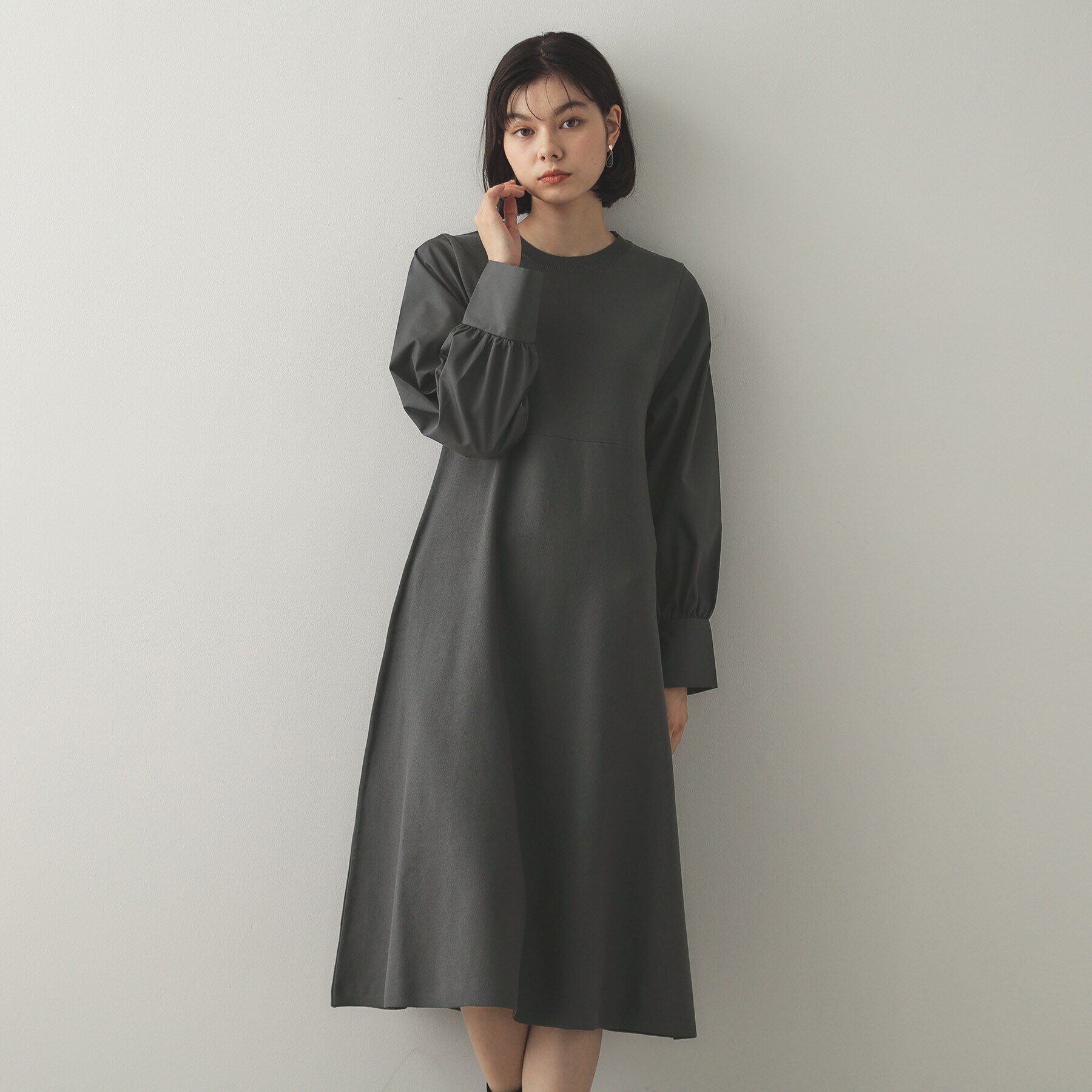 OPAQUE.CLIP「フハクスリーブ ドッキングニットフレアワンピース【洗濯機洗い可】」|ワンピース|チャコールグレー(0