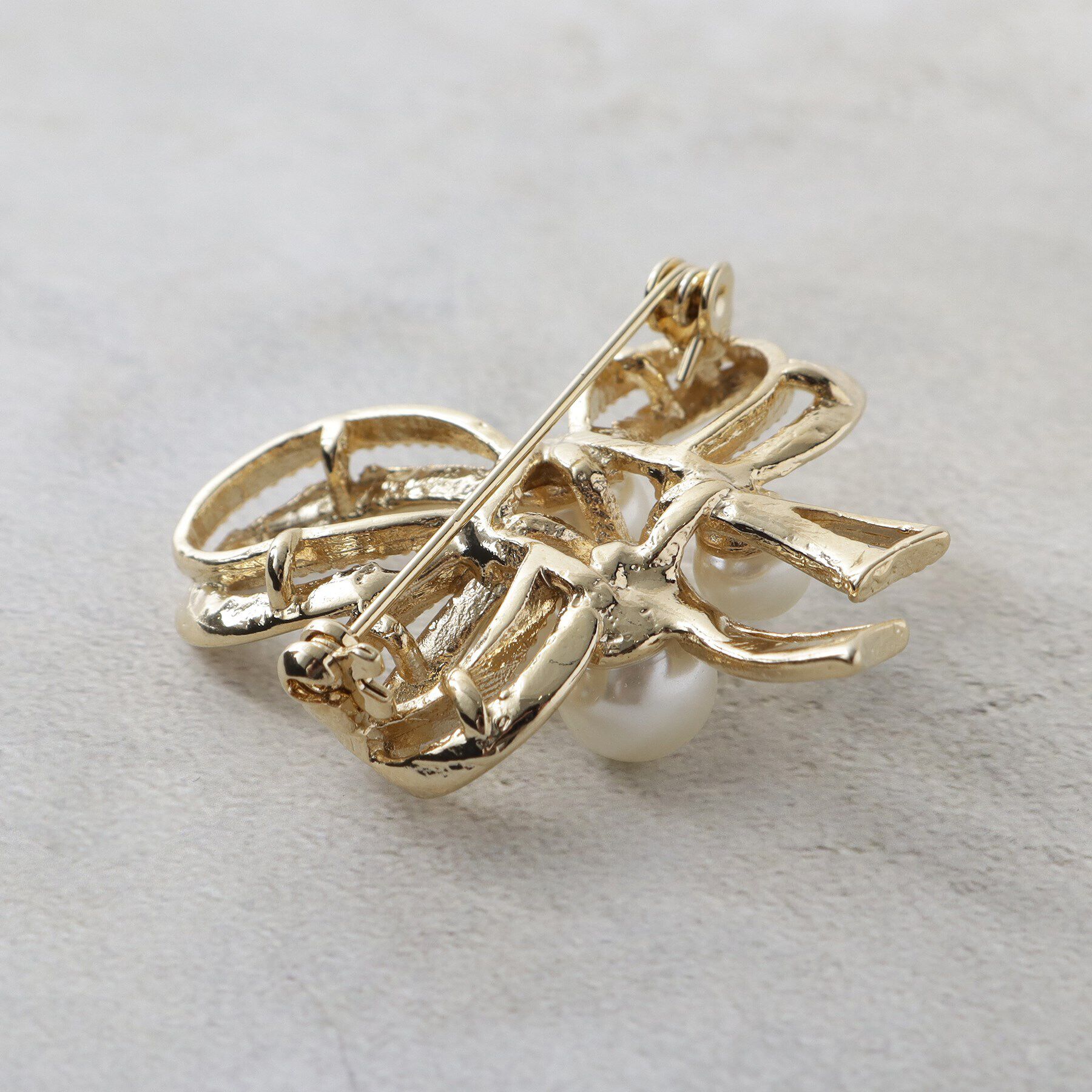 OPAQUE.CLIP「リボン型フェイクパールブローチ」|ブローチ・コサージュ|