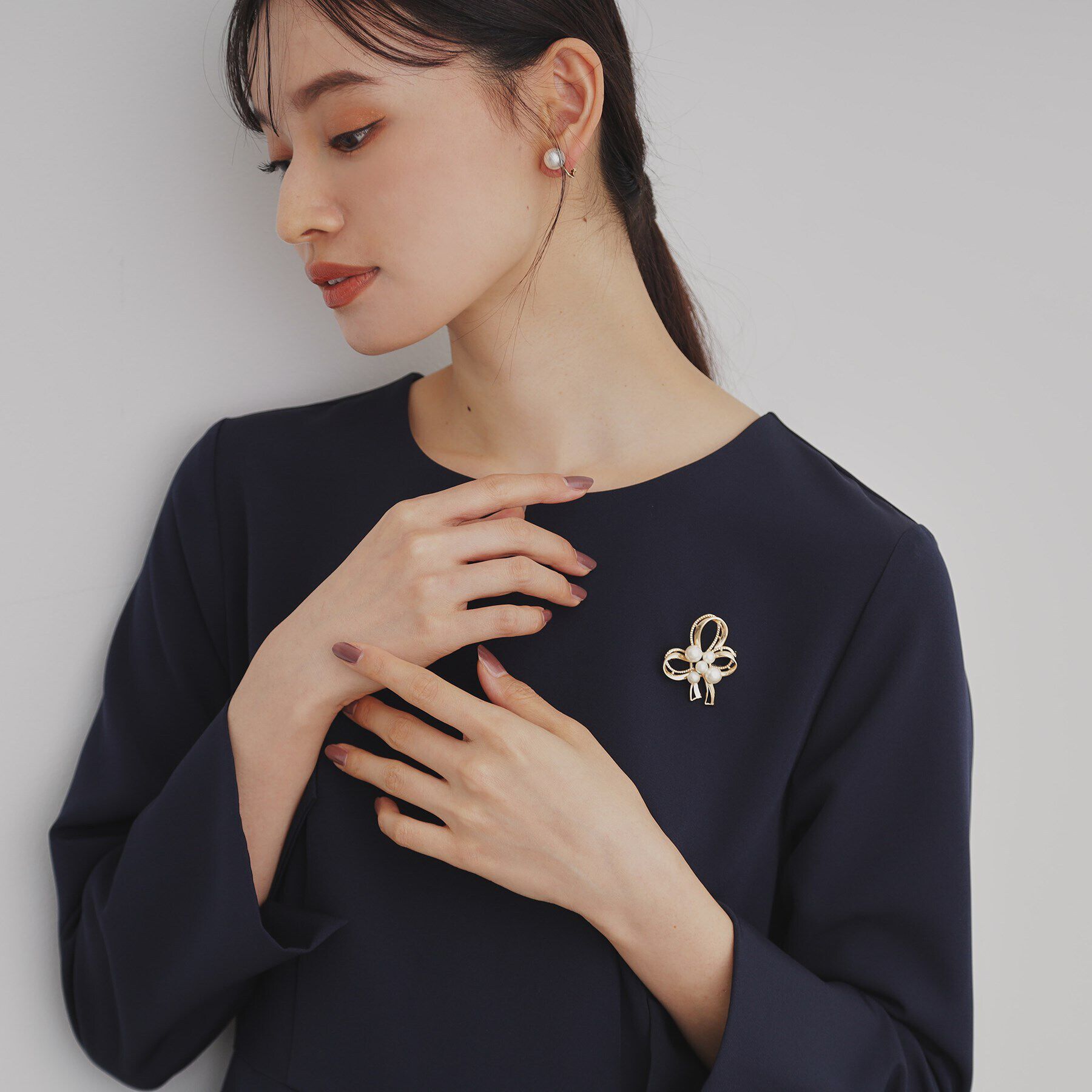 OPAQUE.CLIP「リボン型フェイクパールブローチ」|ブローチ・コサージュ|