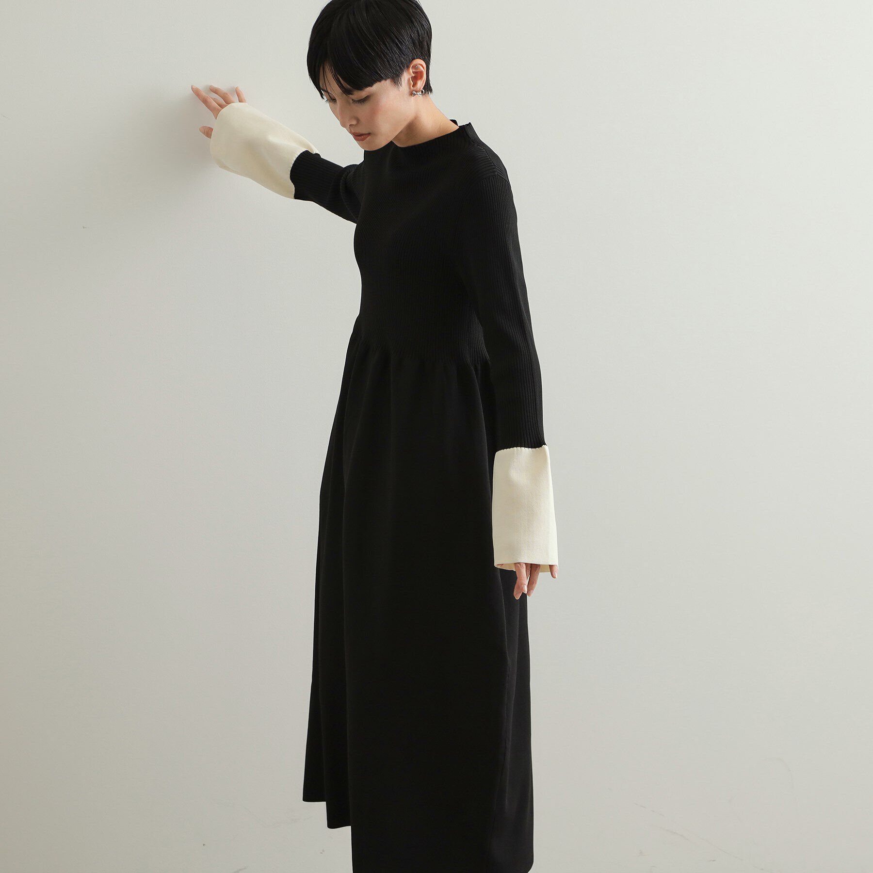 OPAQUE.CLIP「《STORY掲載》配色フレアスリーブニットワンピース【洗濯機洗い可】」|ワンピース|ブラック(519)