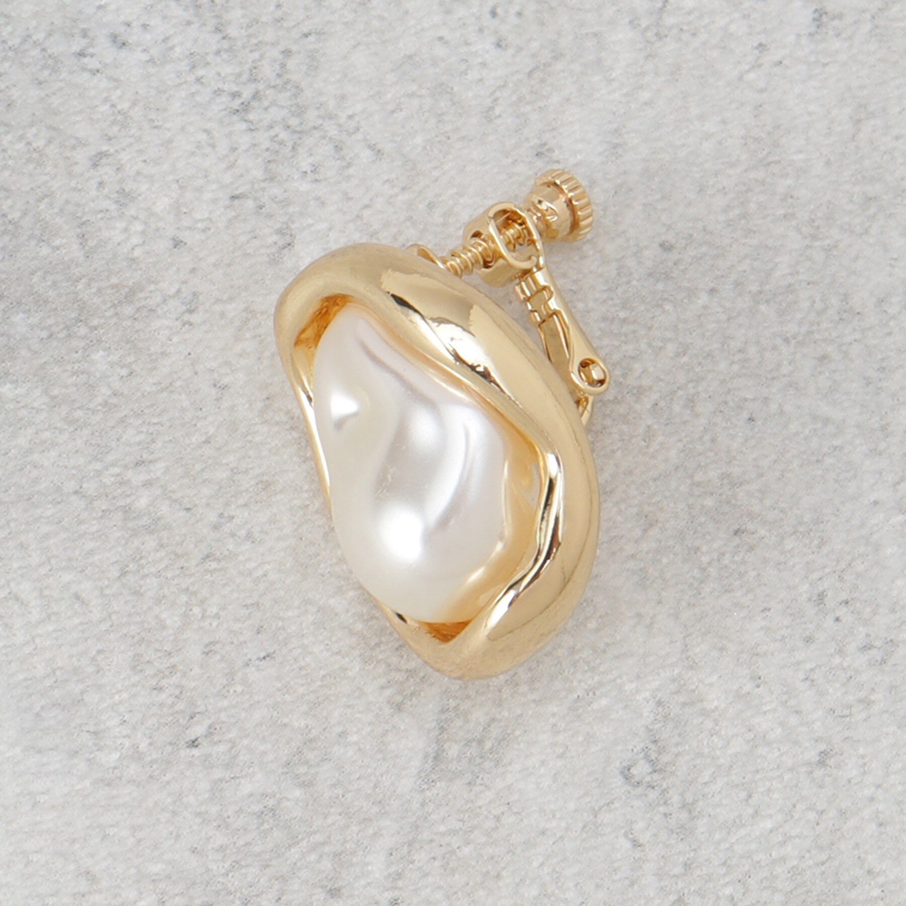 OPAQUE.CLIP「メタルフレーム&times;フェイクパールイヤリング」|イヤリング|